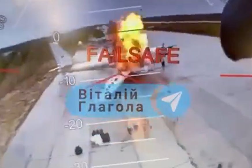 Das Bild soll den Angriff auf die Belaja-Luftwaffen-Basis in der Region Irkutsk zeigen.