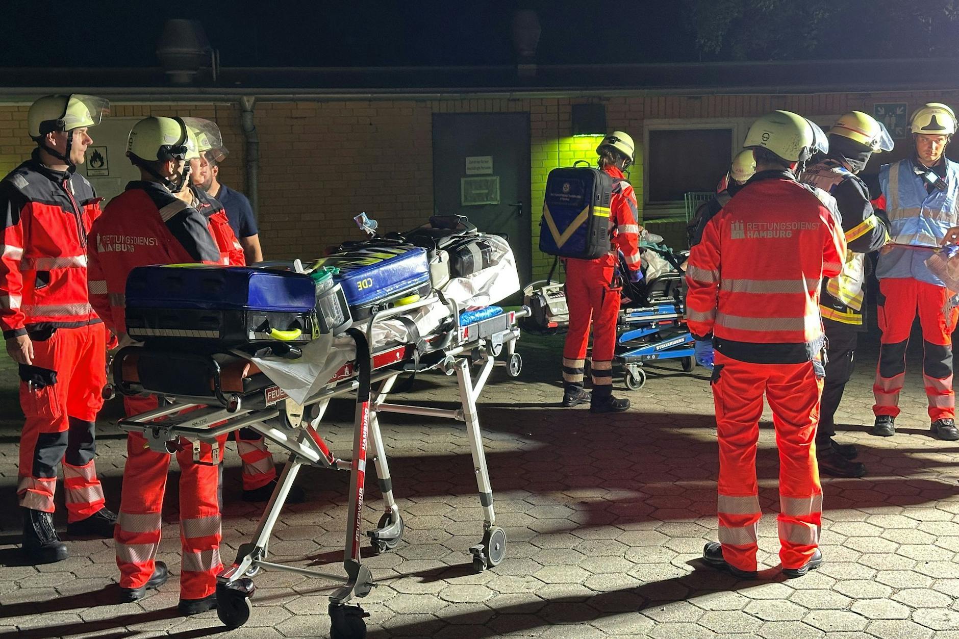 Sanitäter des Rettungsdienstes der Hamburger Feuerwehr warten am Marienkrankenhaus im Hamburger Stadtteil Hohenfelde.