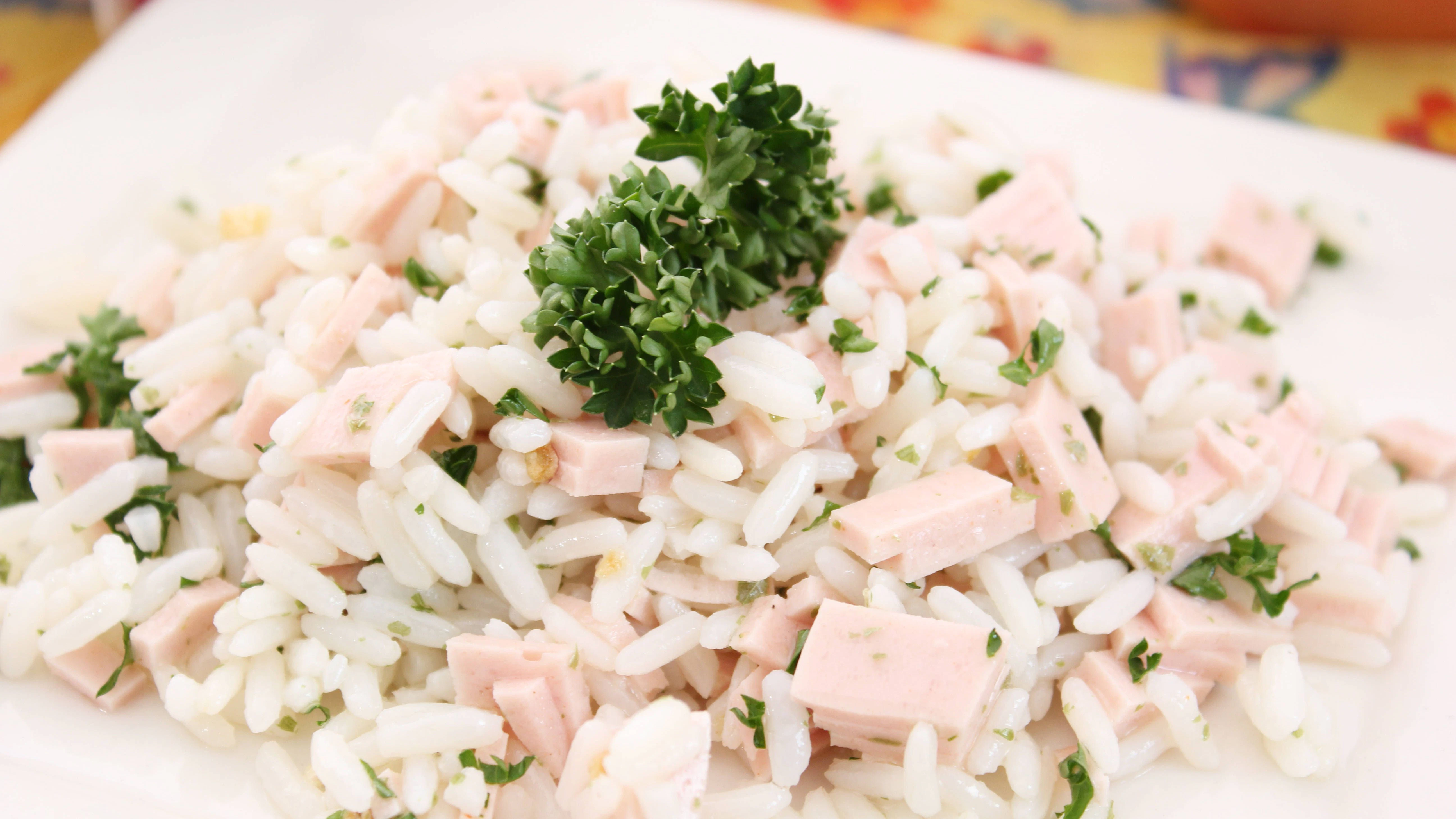 Leckerer Reissalat ist schnell gemacht und die perfekte Beilage für den Grillabend oder das Abendbrot. In der DDR hat man den Salat auf besondere Art zubereitet.
