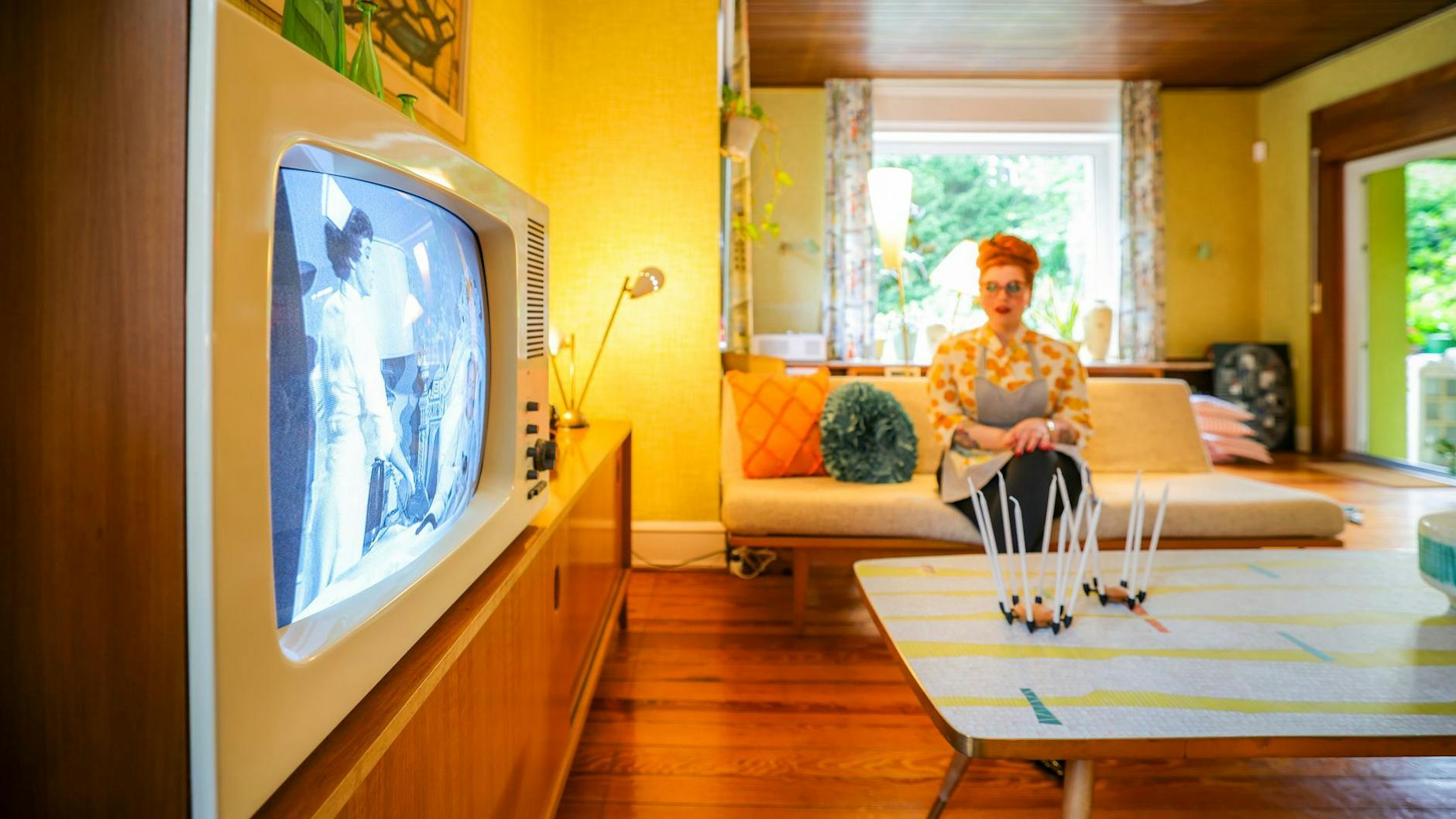Die alte Flimmerkiste strahlt nur Schwarz-Weiß-Fernsehen aus.