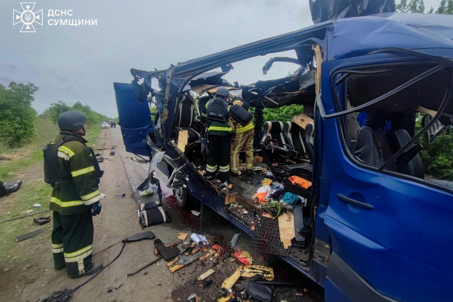 Retter bergen die Leichen von Fahrgästen, nachdem eine russische Drohne einen Passagierbus in der Region Sumy getroffen hat.