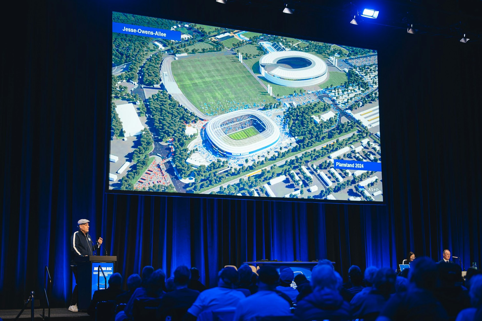 Die neue Hertha-Arena direkt neben dem Olympiastadion. So präsentierte Hertha-Präsidiumsmitglied Knut Beyer die Pläne für den Bau.