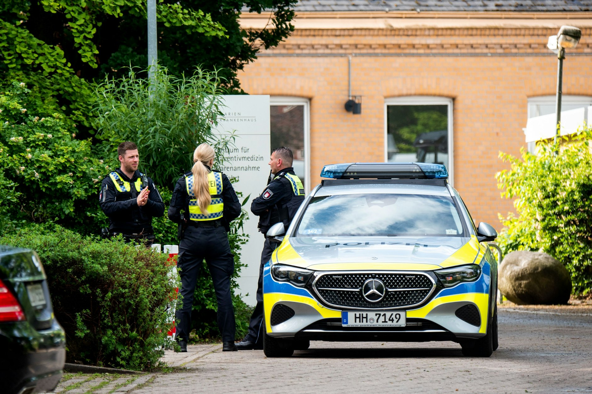 Polizeibeamte vor dem Hamburger Marienkrankenhaus. Hier wurde ein Patient (72) festgenommen - er soll das verheerende Feuer am Wochenende gelegt haben.