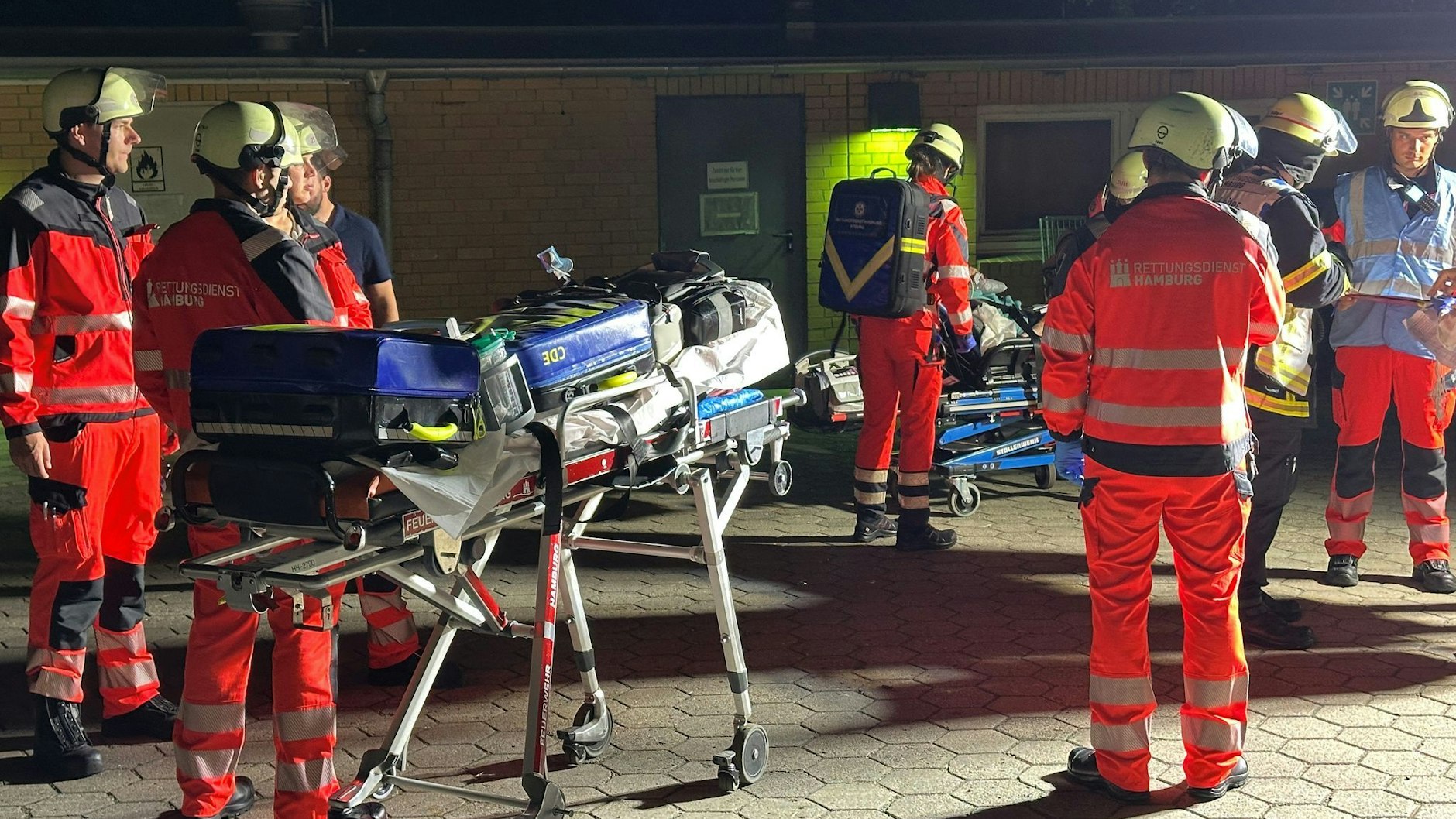 Sanitäter des Rettungsdienstes der Hamburger Feuerwehr warten auf ihren Einsatz am Marienkrankenhaus im Hamburger Stadtteil Hohenfelde.