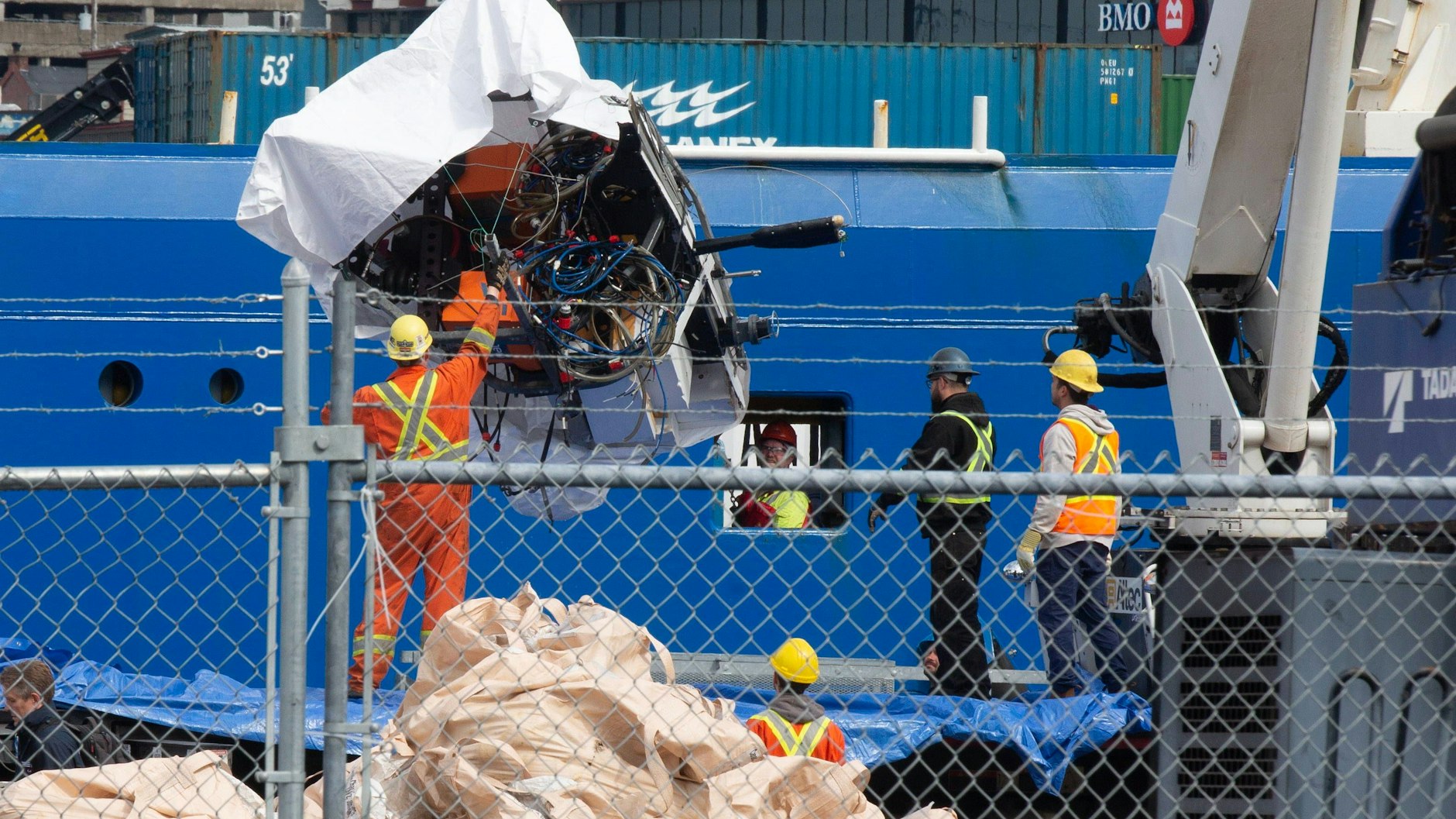 Die Wrackteile der Titan wurden Tage nach der Tragödie aus dem Ozean geborgen. Der Druck der Wassermassen in der Tiefsee zerquetschte das U-Boot wie eine Coladose.