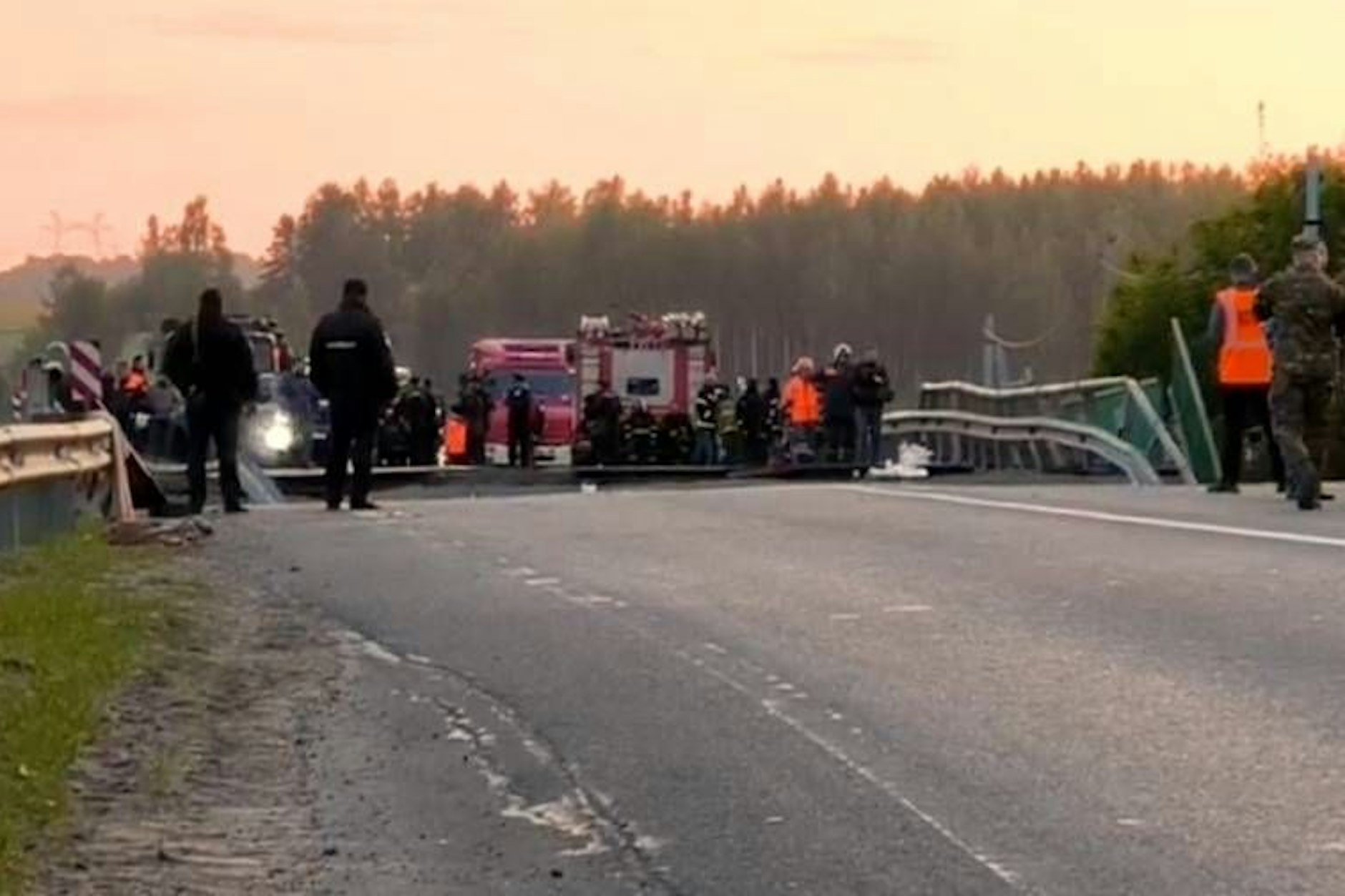 Russische Rettungskräfte bei der Arbeit an der Stelle, an der ein Personenzug im Gebiet Brjansk entgleist ist.