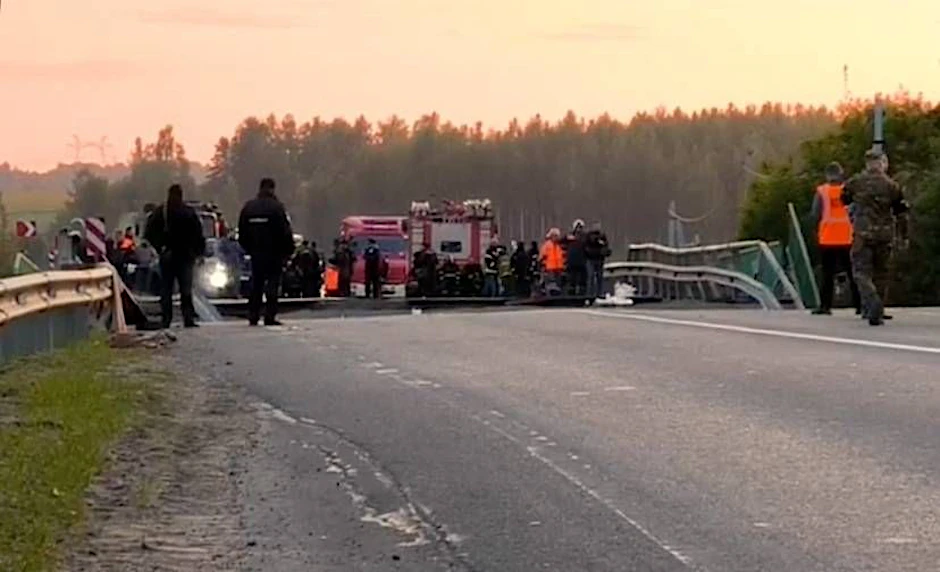 Russische Rettungskräfte bei der Arbeit an der Stelle, an der ein Personenzug im Gebiet Brjansk entgleist ist.
