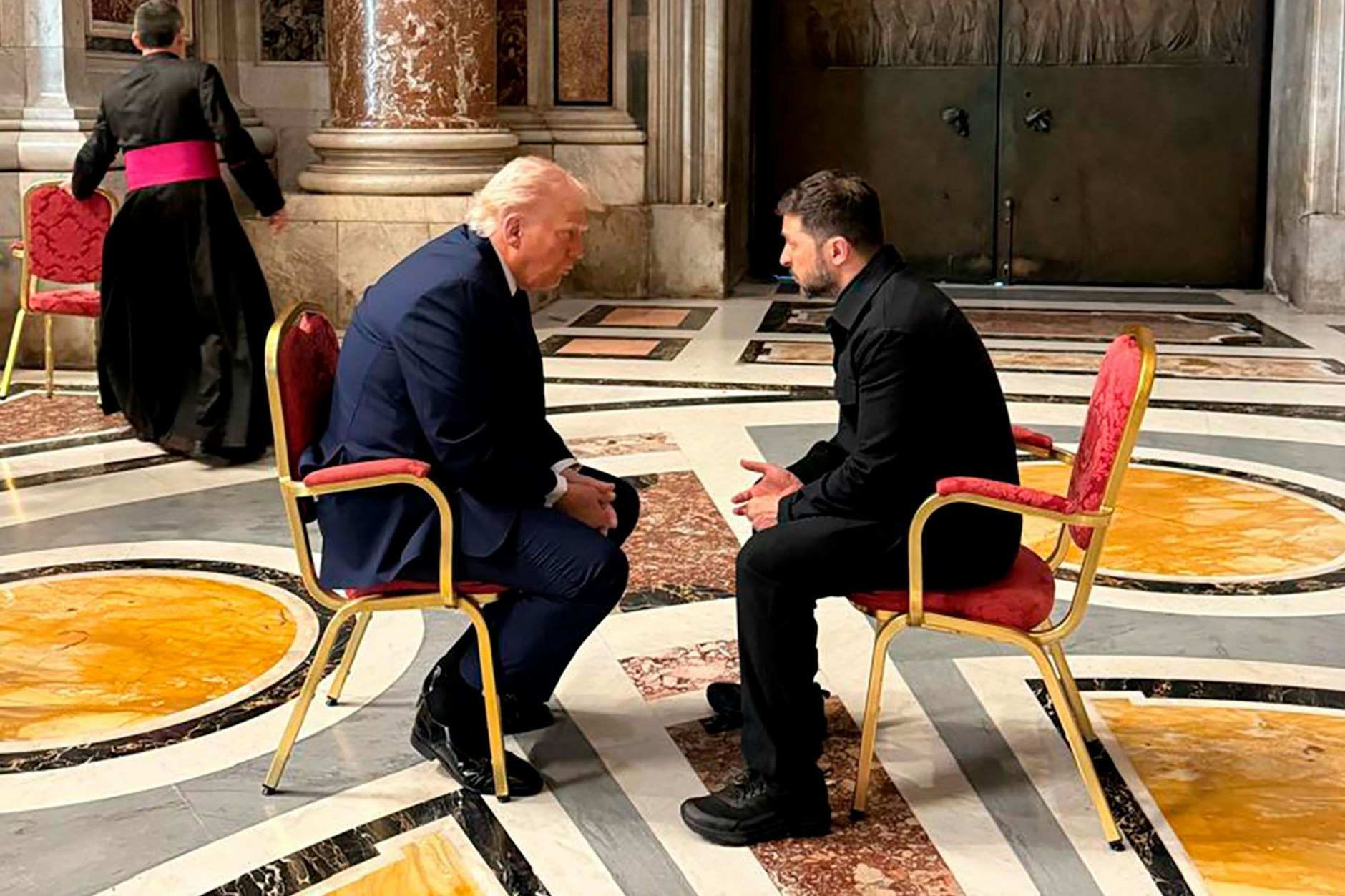 Der ukrainische Präsident Wolodymyr Selenskyj (r) und der US-Präsident Donald Trump bei der Beerdigung von Papst Franziskus im Vatikan.