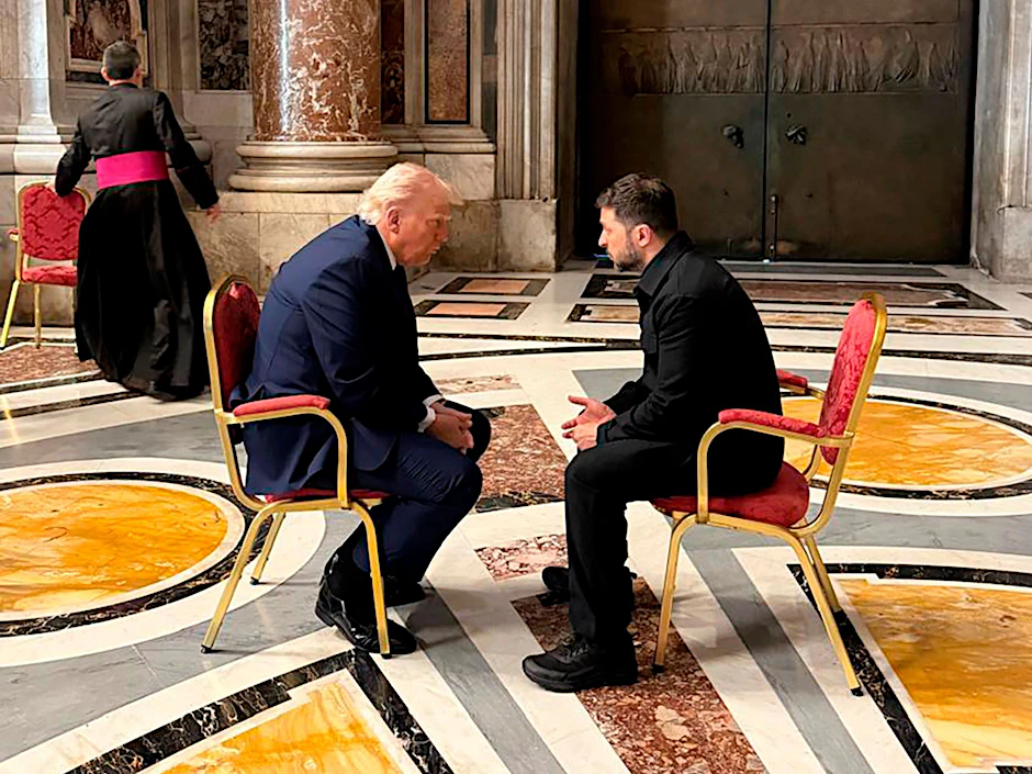 Der ukrainische Präsident Wolodymyr Selenskyj (r) und der US-Präsident Donald Trump bei der Beerdigung von Papst Franziskus im Vatikan.