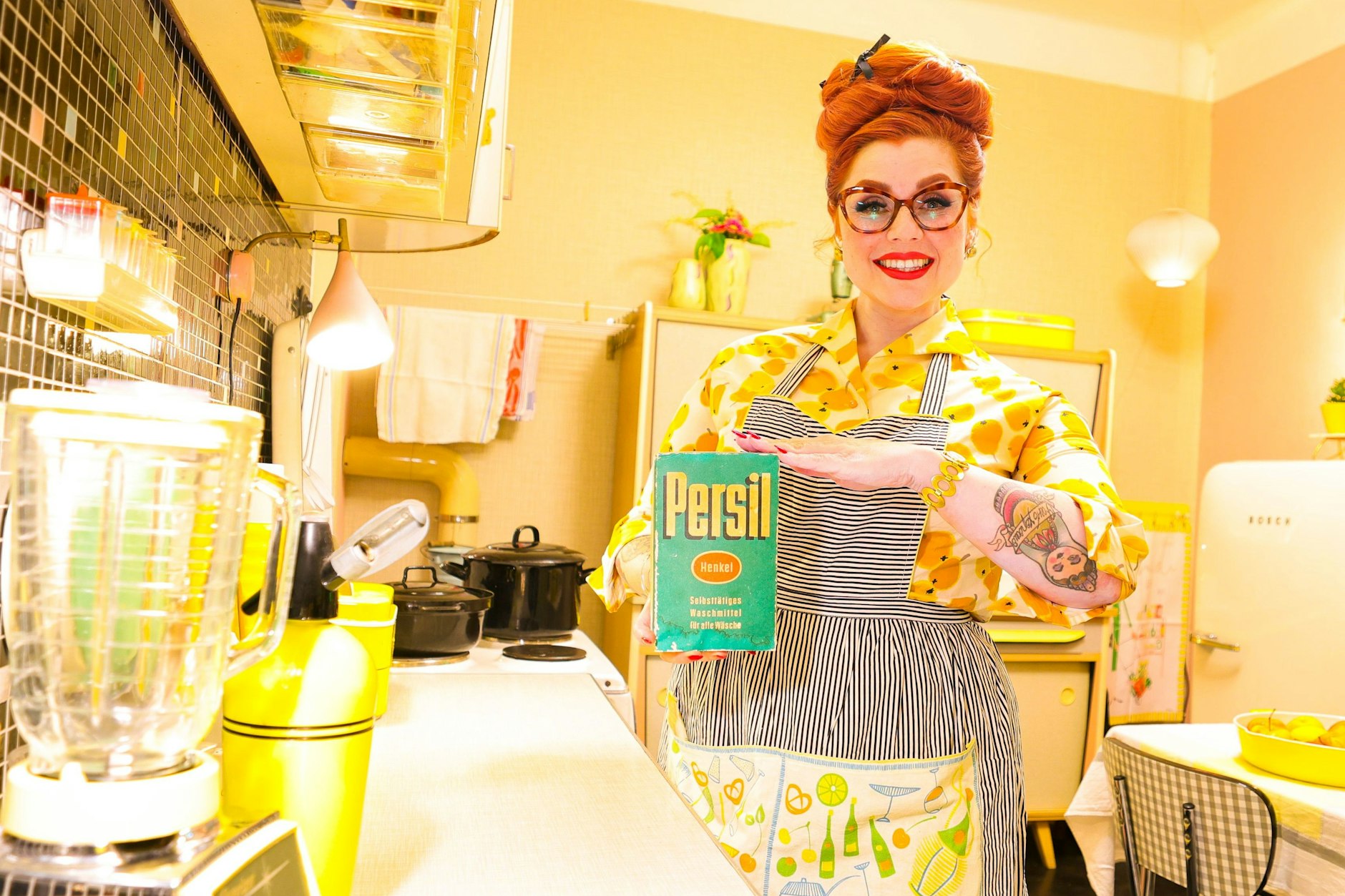 Kitty Steiner lebt in den Sechzigerjahren. Hier steht die 41-Jährige in der Küche ihrer Wohnung in Gelsenkirchen.