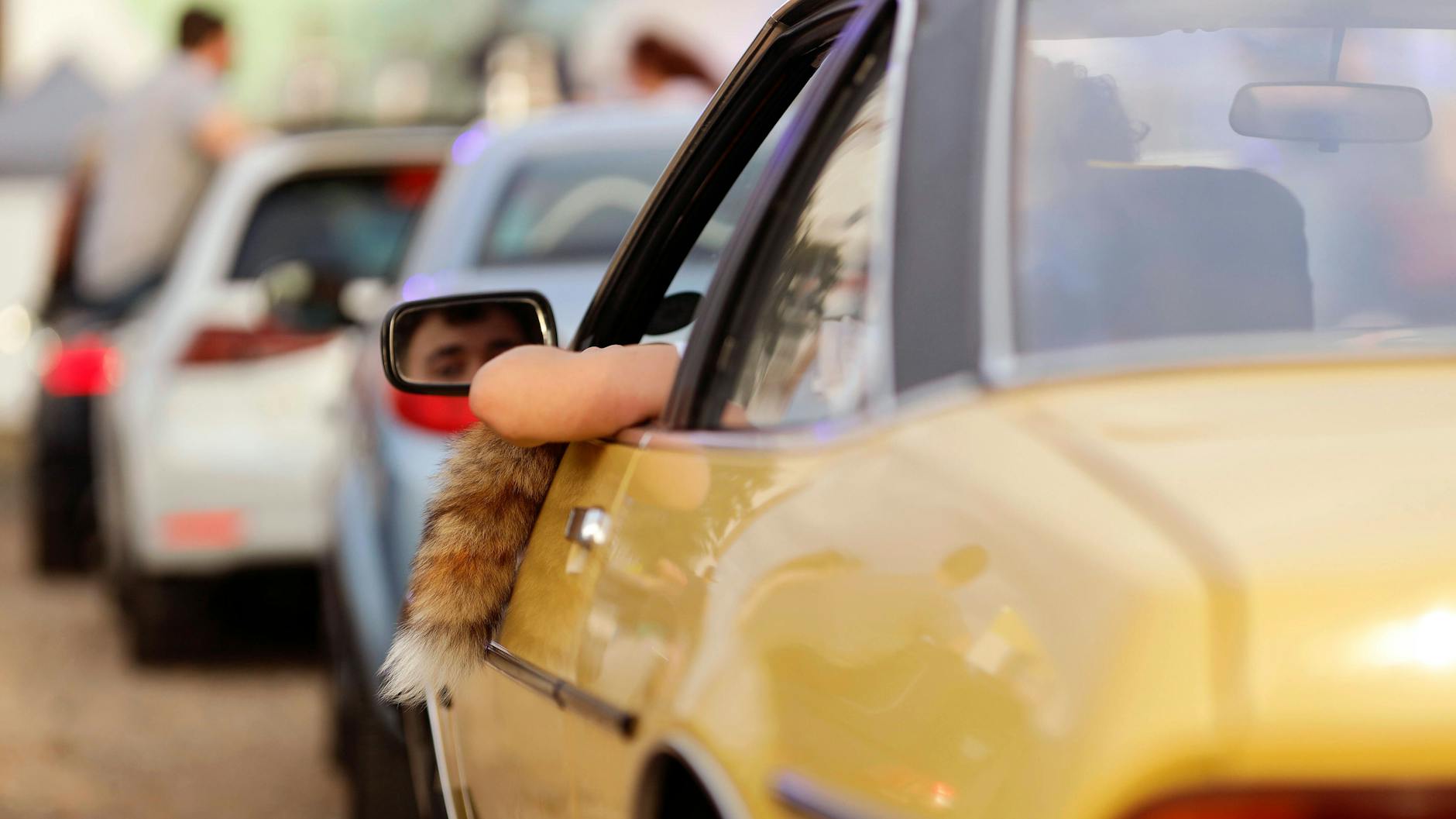Das typische Klischee: Der Mantafahrer hängt immer den Arm aus dem Fenster. So wird es auch in Manta-Witzen immer wieder veräppelt.