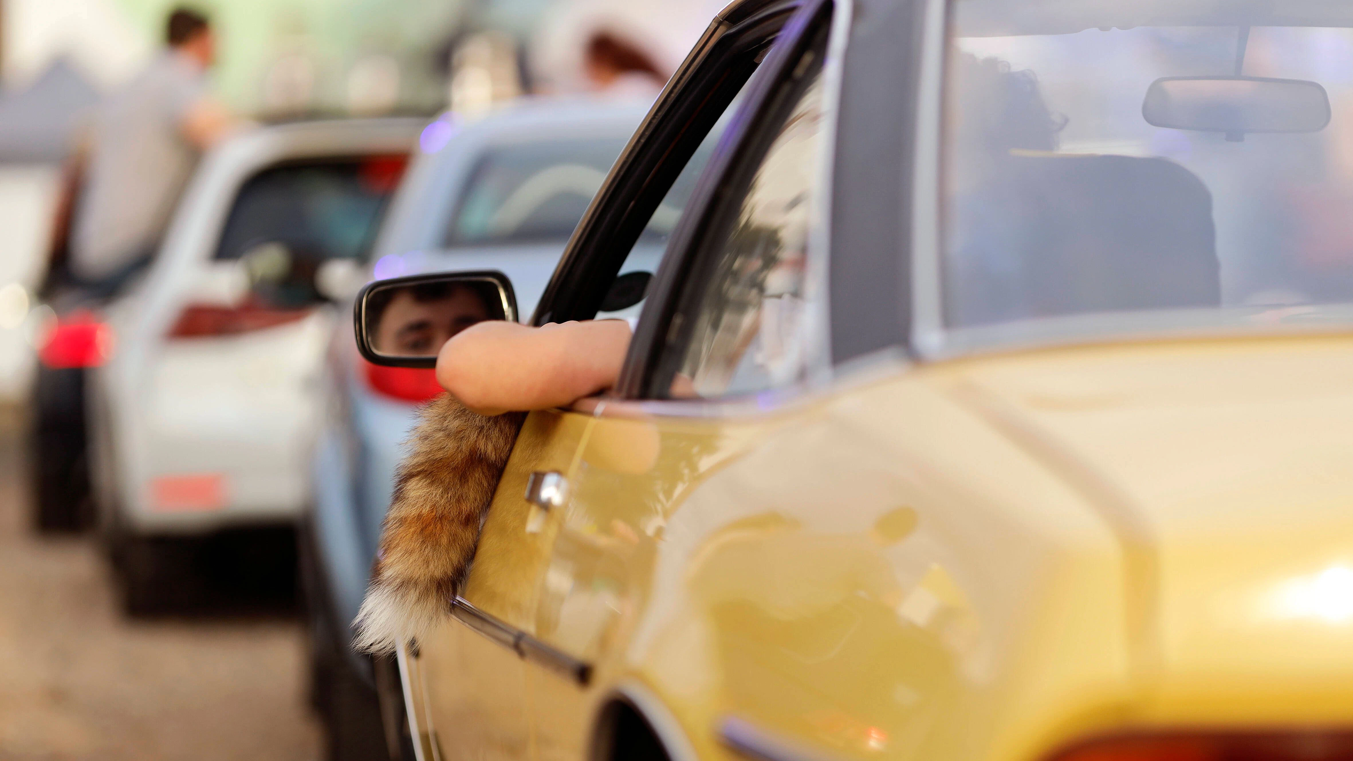 Das typische Klischee: Der Mantafahrer hängt immer den Arm aus dem Fenster. So wird es auch in Manta-Witzen immer wieder veräppelt.
