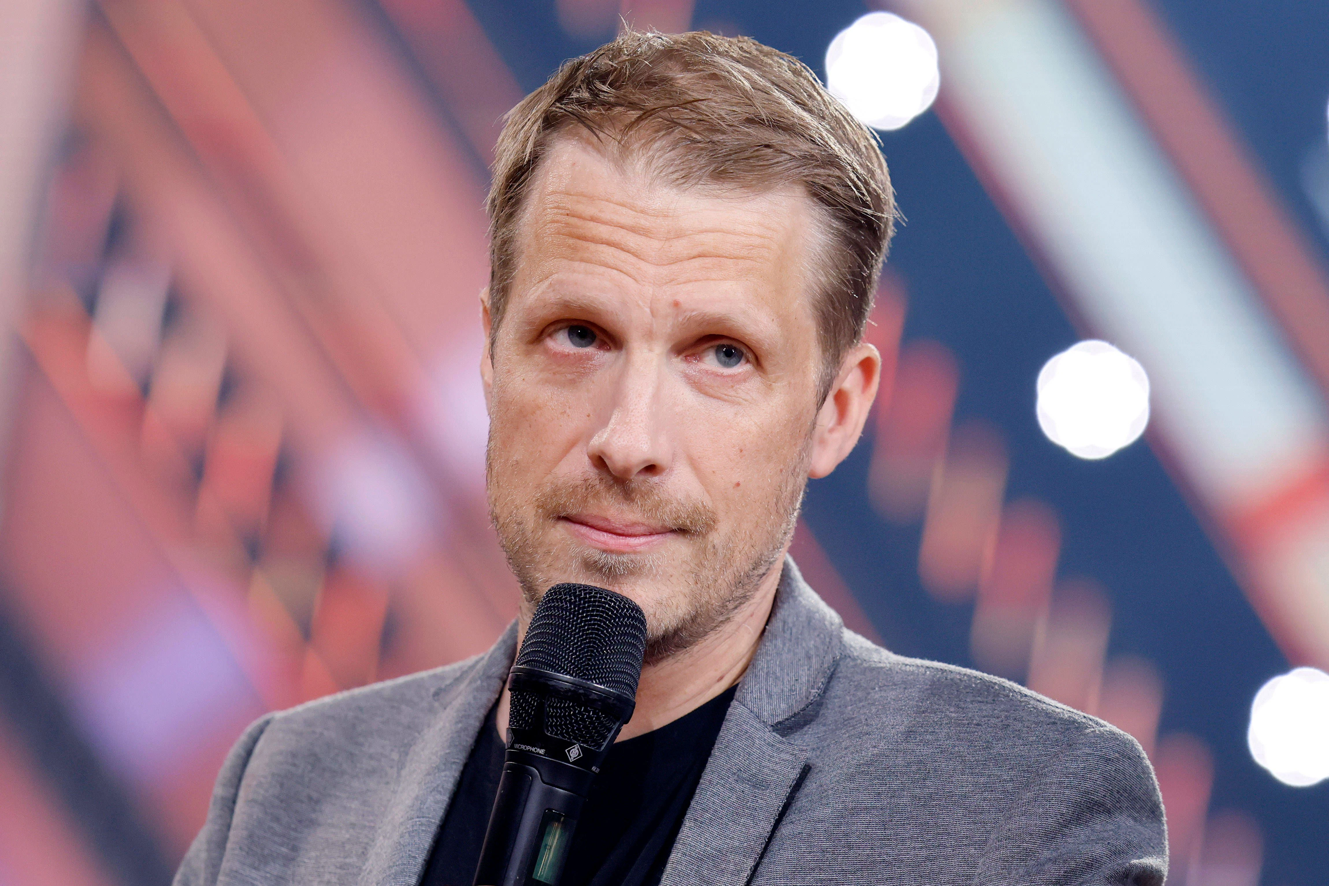Oliver Pocher stellt in seinem neuen Format „Hey Olli“ besonders kritische Fragen.