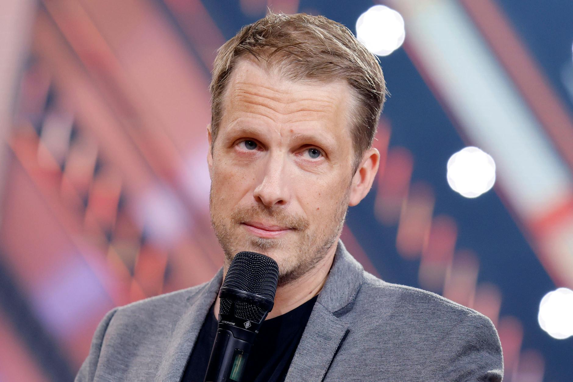 Oliver Pocher stellt in seinem neuen Format „Hey Olli“ besonders kritische Fragen.
