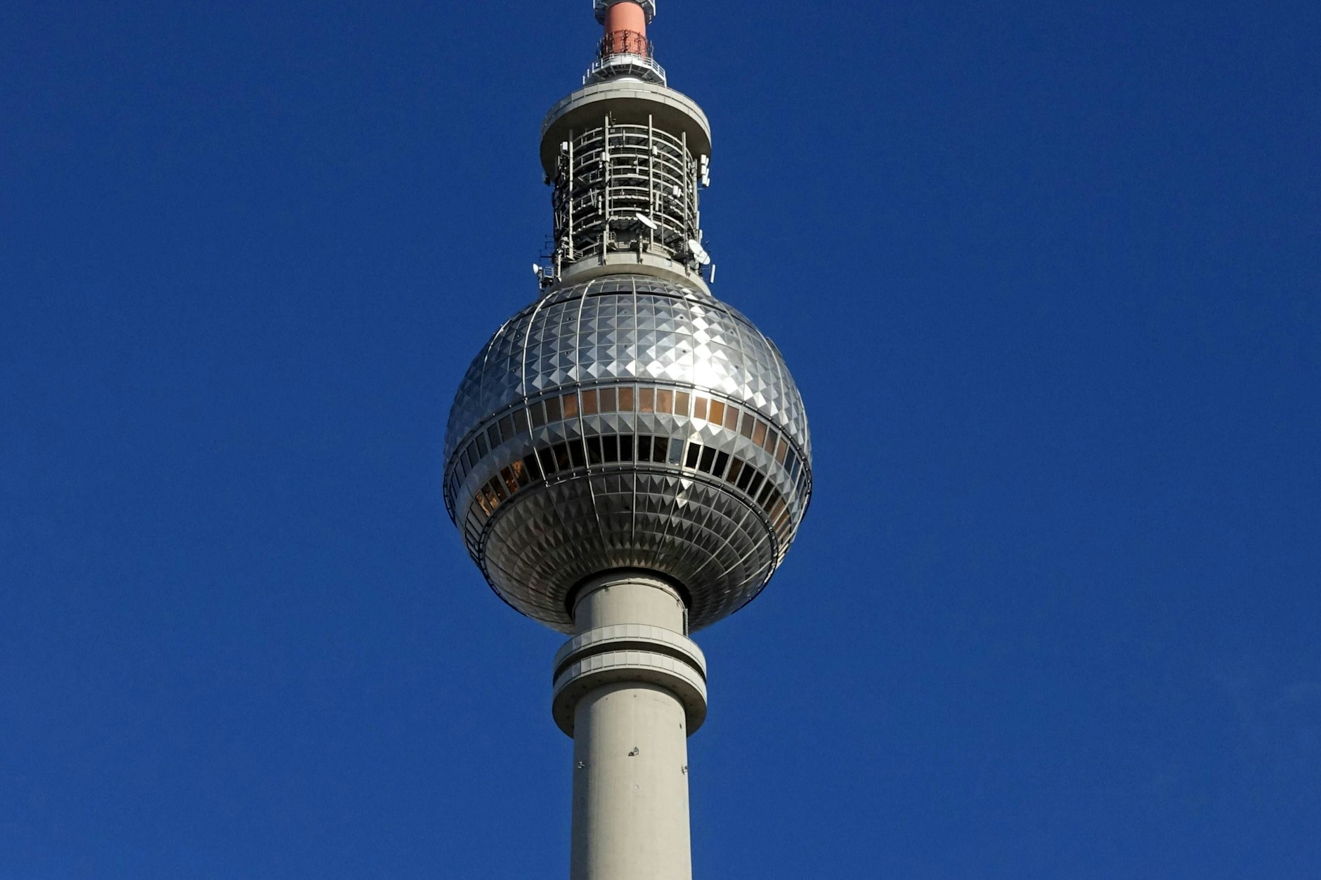 Der Berliner Fernsehturm mit seiner futuristischen Kugel. Der Edelstahl wurde in Siegen hergestellt, die Fenster kamen aus Belgien.
