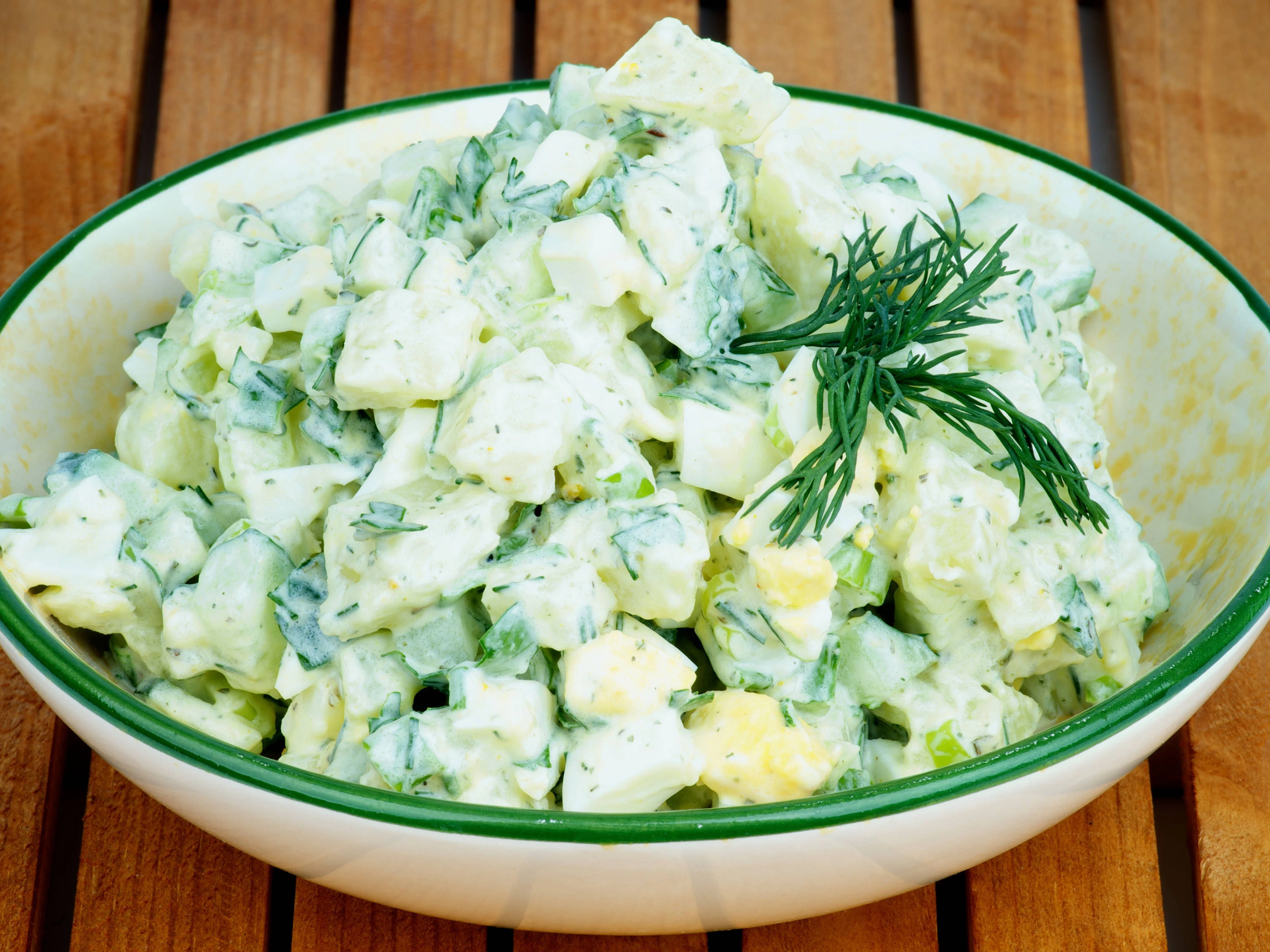 Lust auf eine Portion Kartoffelsalat? Bei diesem leckeren Salat können Sie sich sogar ein zweites Schälchen gönnen, denn er ist durch Gurke und Joghurt sehr kalorienarm.