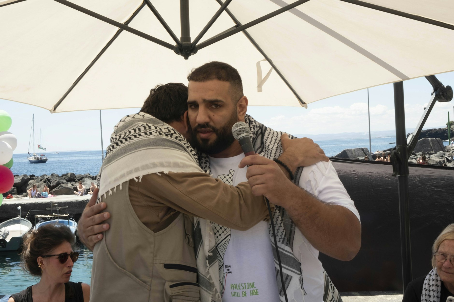 Aktivisten der „Freedom Flotilla“ bereiten sich auf die Abfahrt in Richtung Gaza vor. Unter den Teilnehmern sind Greta Thunberg und der Schauspieler Liam Cunningham.