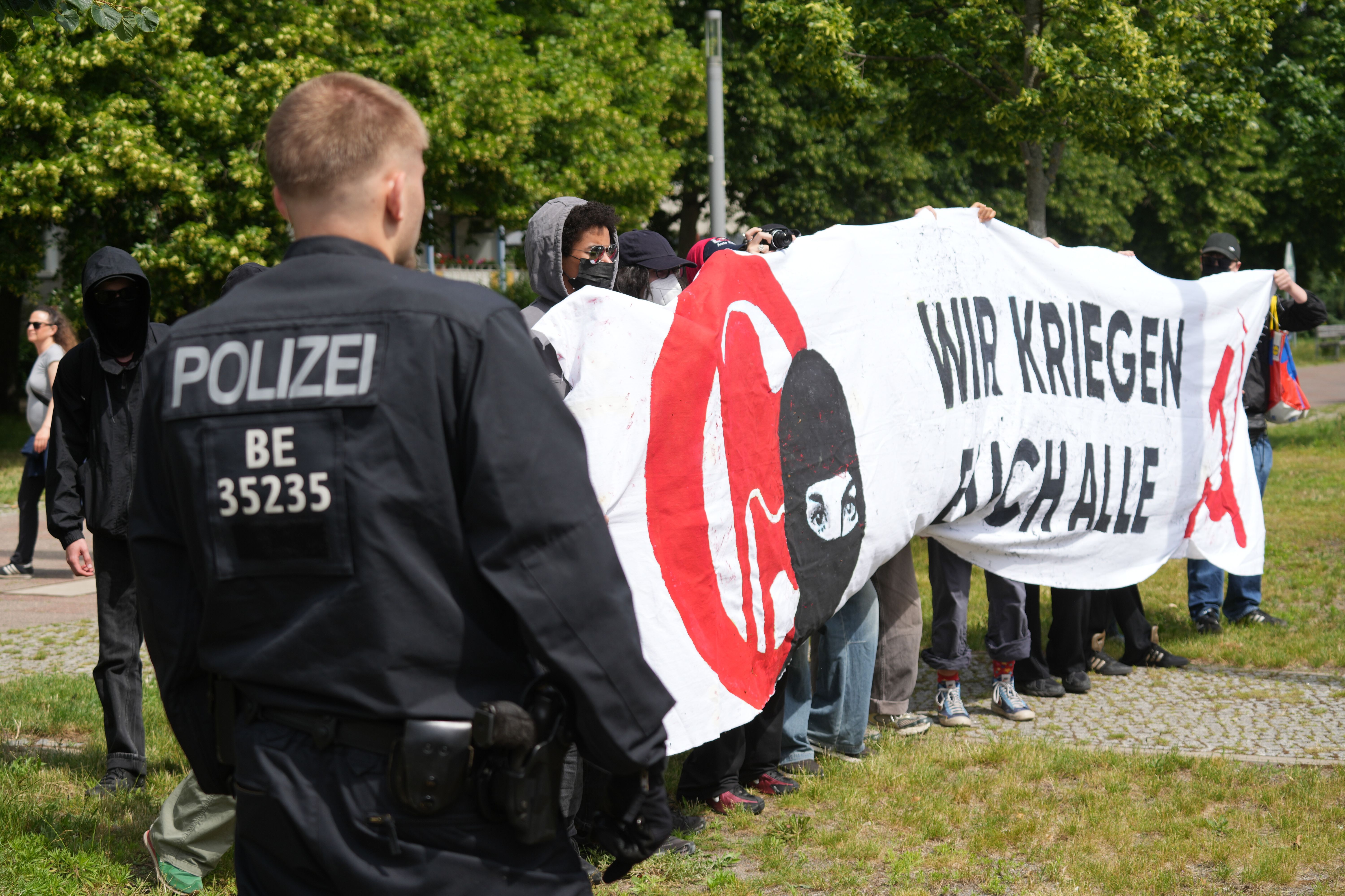 Neonazi-Demo in Berlin-Mitte von zahlreichen Gegenprotesten begleitet