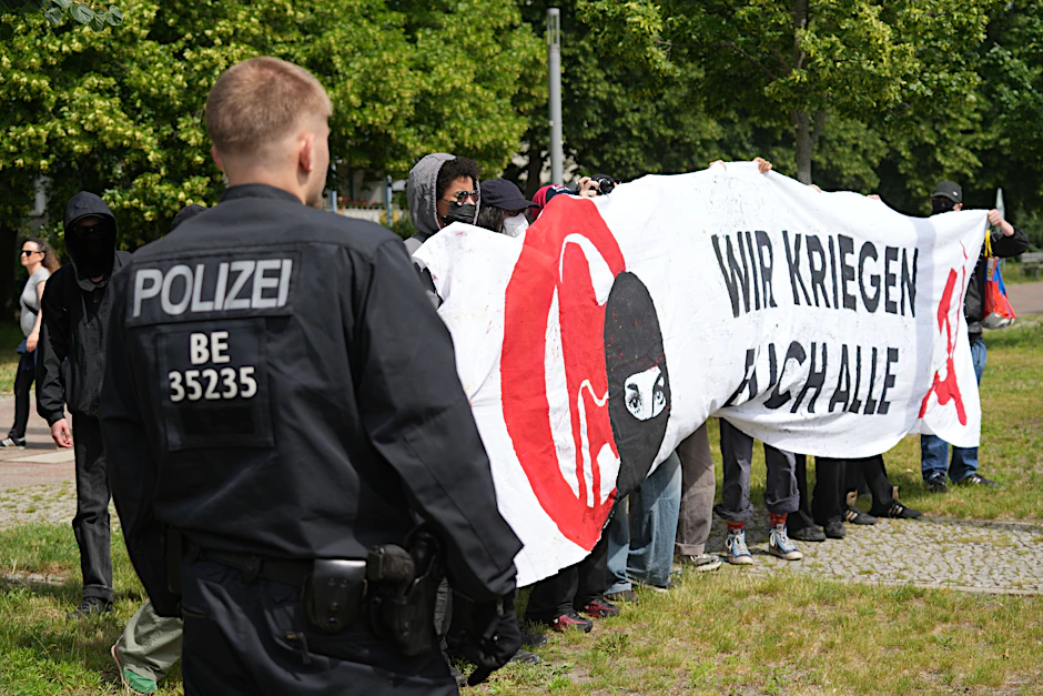 Teilnehmer einer Gegendemonstration am Sonntag in Berlin