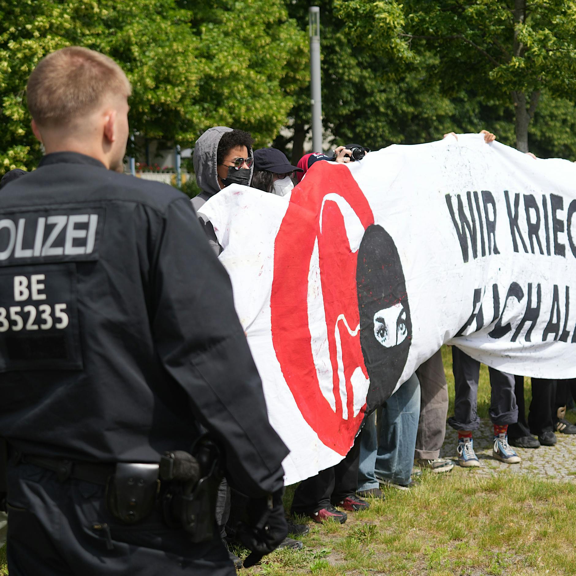 Neonazi-Demo in Berlin-Mitte von zahlreichen Gegenprotesten begleitet