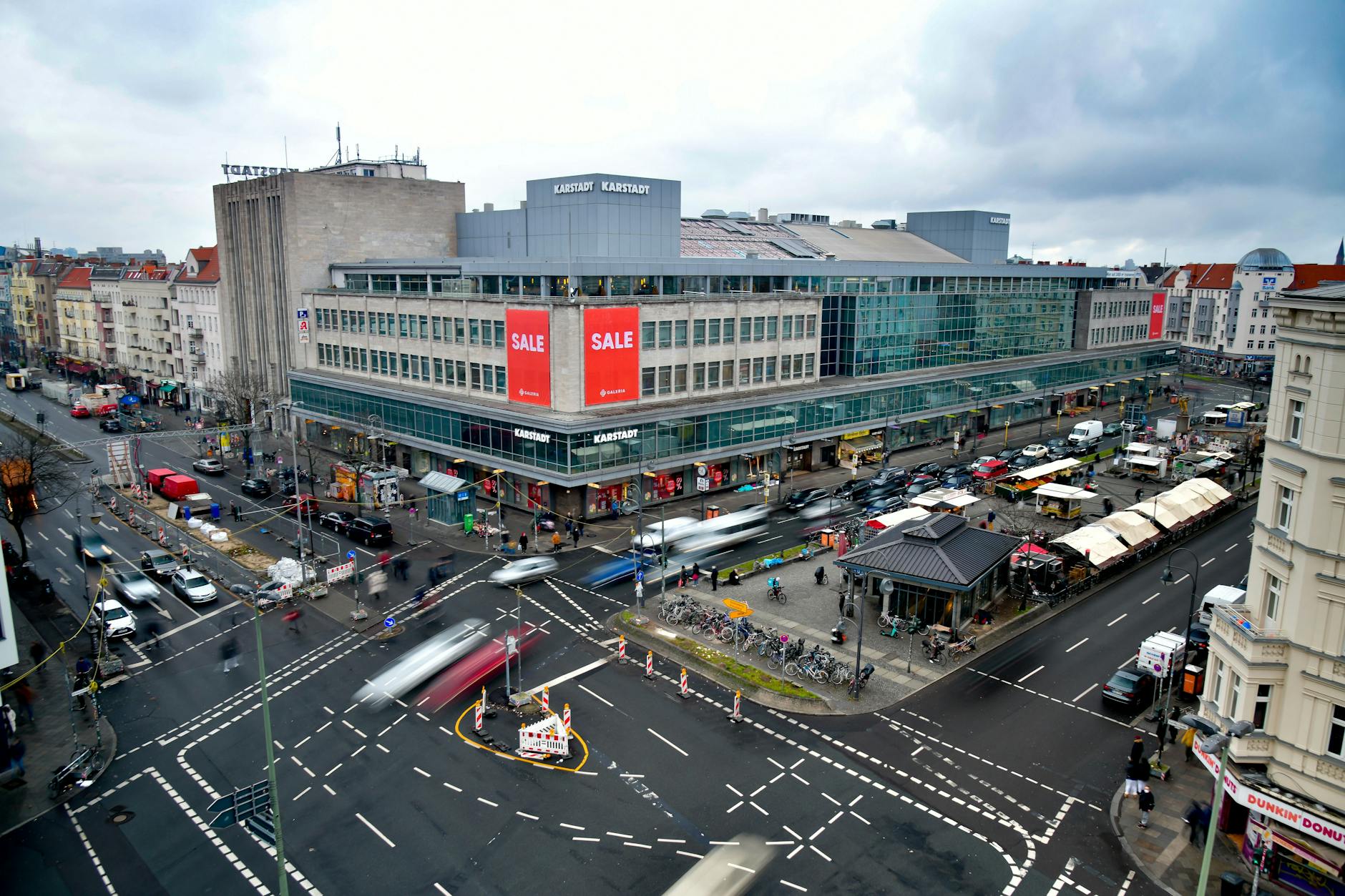 Am Hermannplatz in Neukölln haben sich zwei Gruppen gegenseitig mit Steinen beworfen.