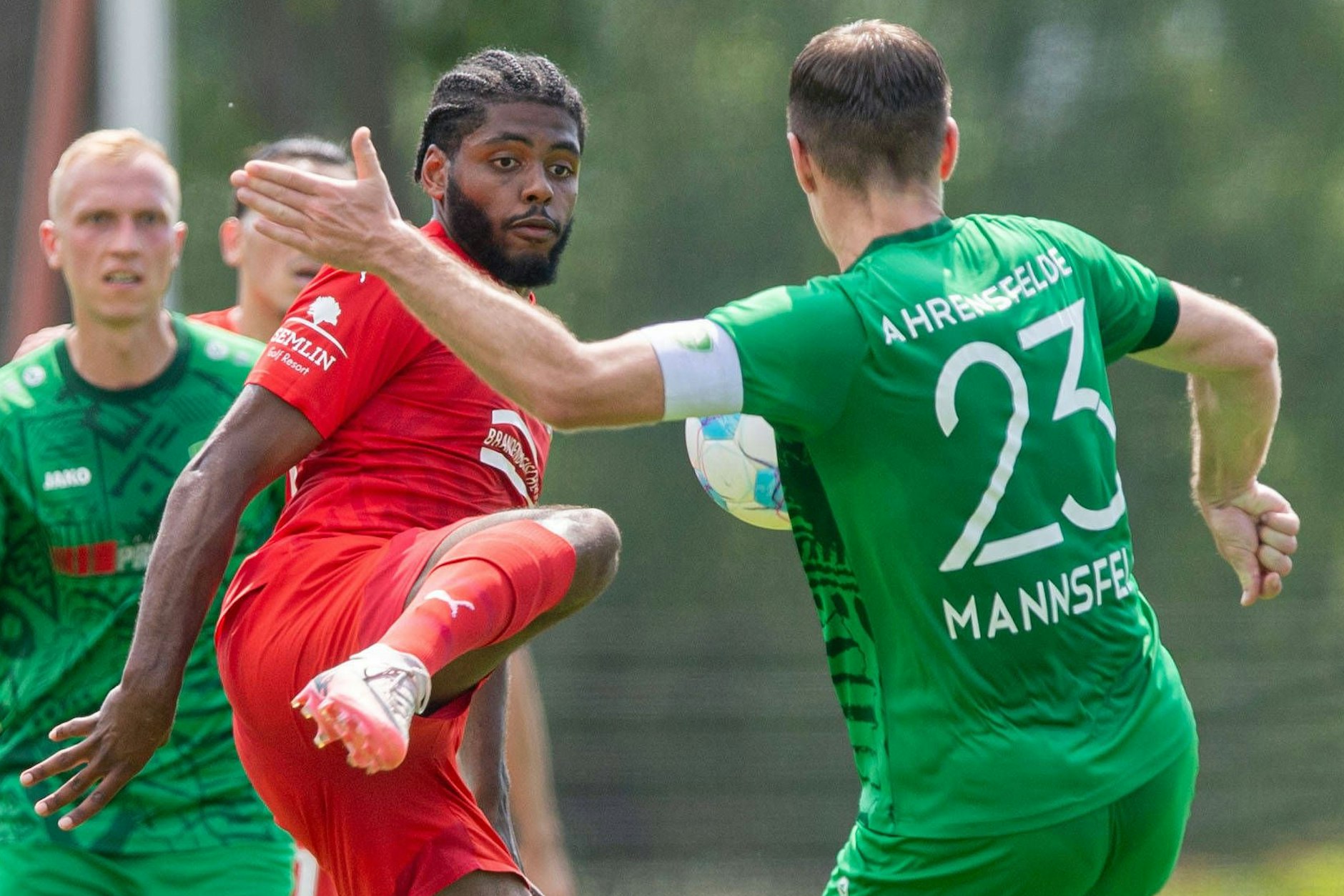 Jamal Rogero (l.) konnte bei Optik Rathenow in der Oberliga voll überzeugen und will das in der neuen Saison auch beim BFC Dynamo tun.