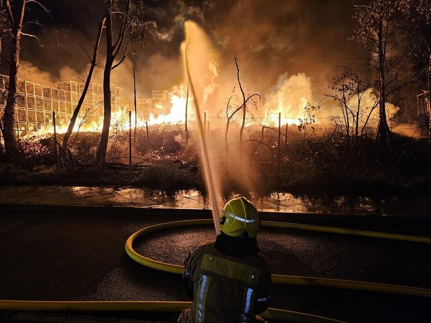 Marzahn: Drei Lagerhallen stehen in Flammen – Löscharbeiten dauern an