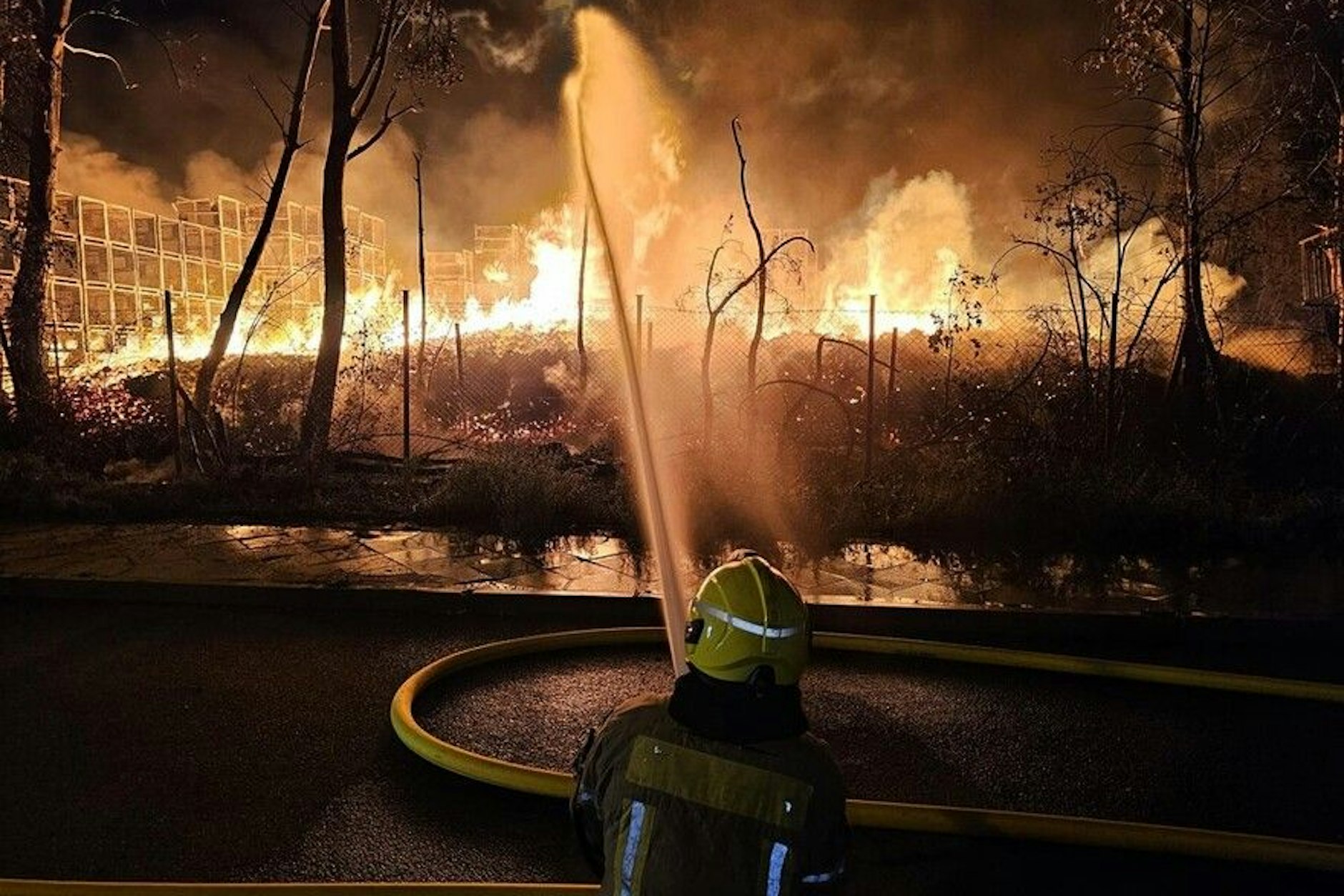 Die Feuerwehr Berlin löscht die brennenden Lagerhallen im Pyramidenweg in Marzahn.