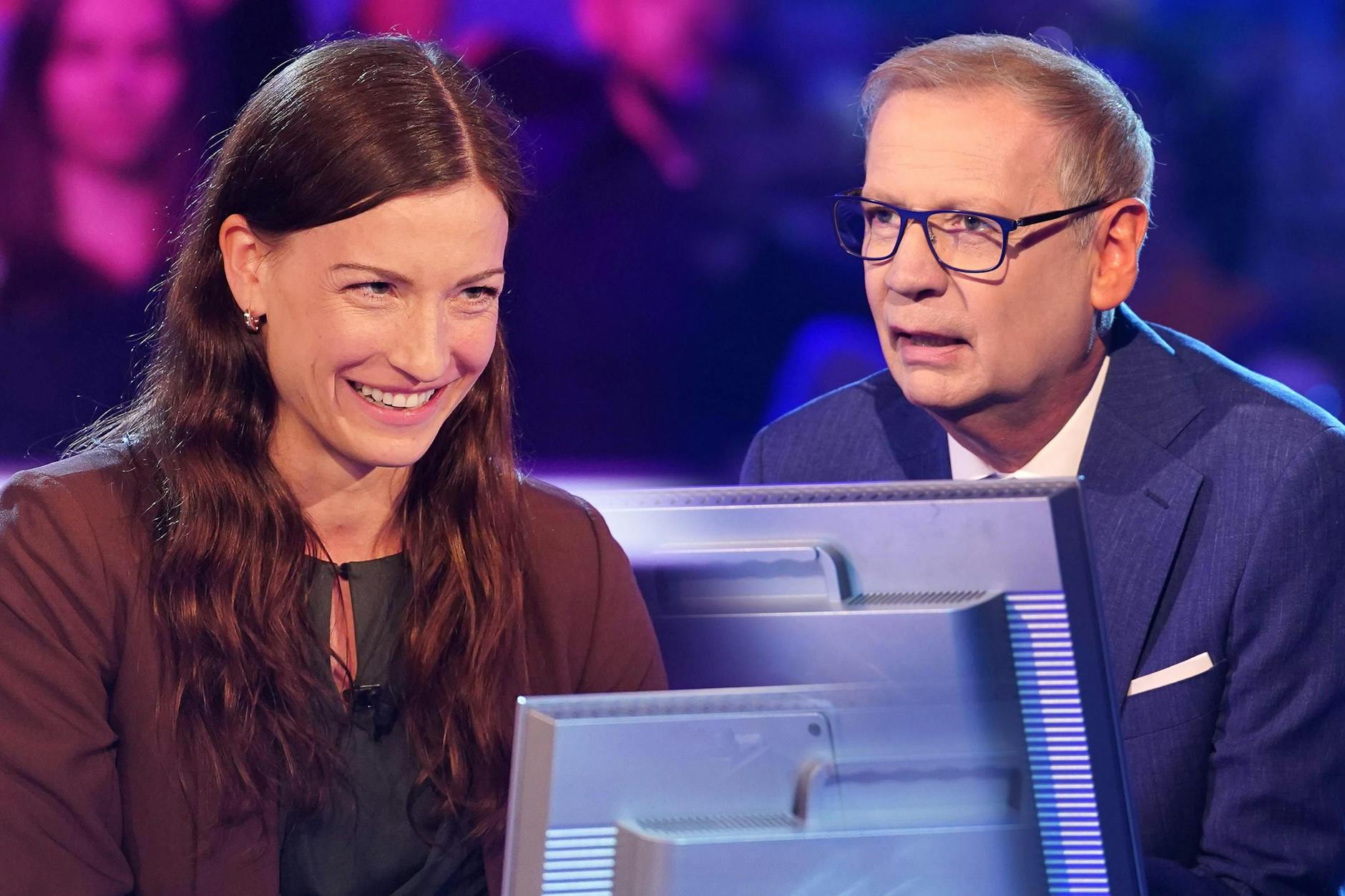 Sophia Schubert und Günther Jauch im Studio von Wer wird Millionär. Die Kandidatin stürzt in der Quizshow ab, geht mit null Euro nach Hause.