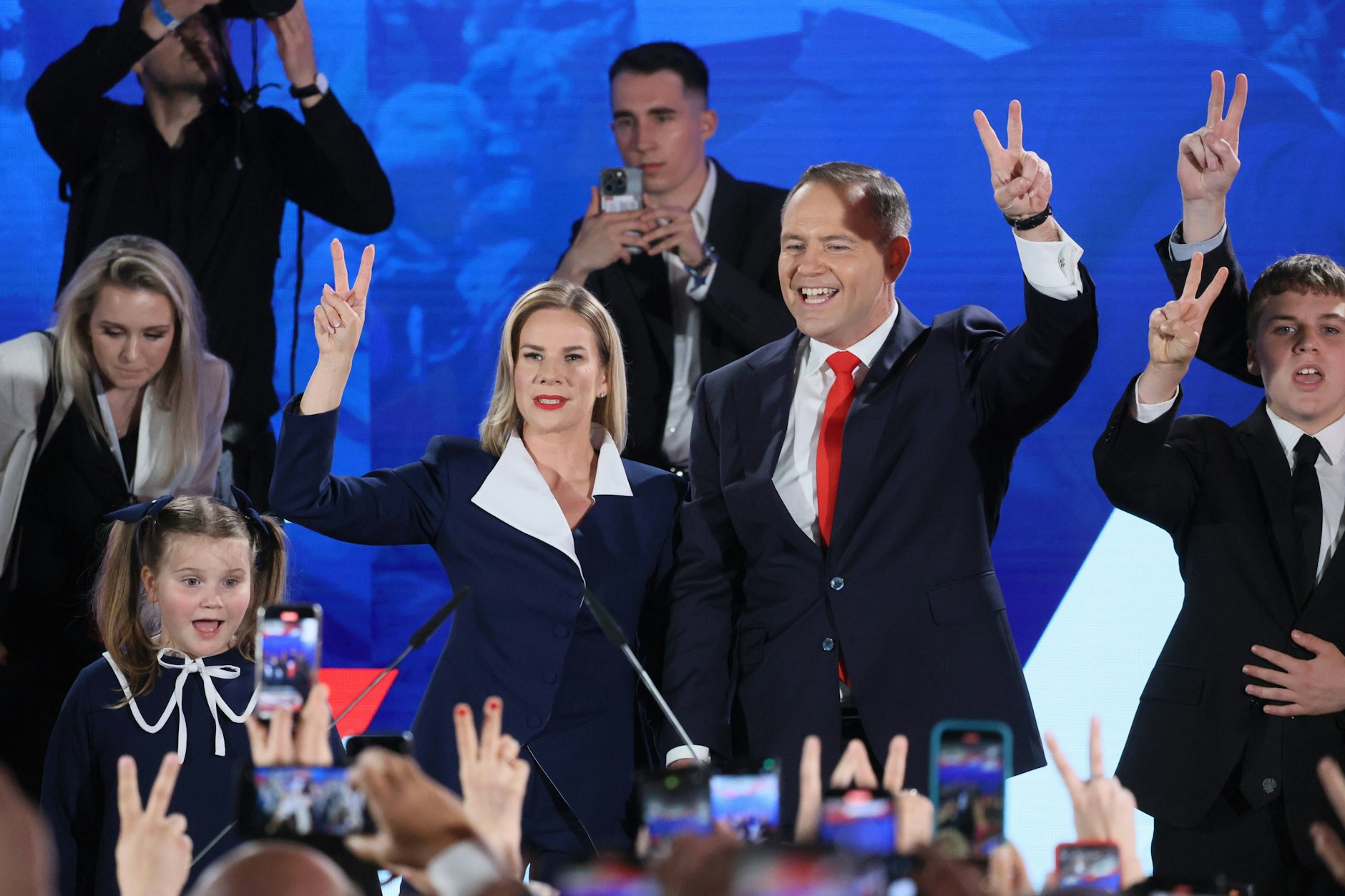 Die neue Präsidentenfamilie am Sonntag auf der Bühne. Links die Kleinste der Nawrocki-Familie, Katarzyna. Sie ist sieben Jahre alt.