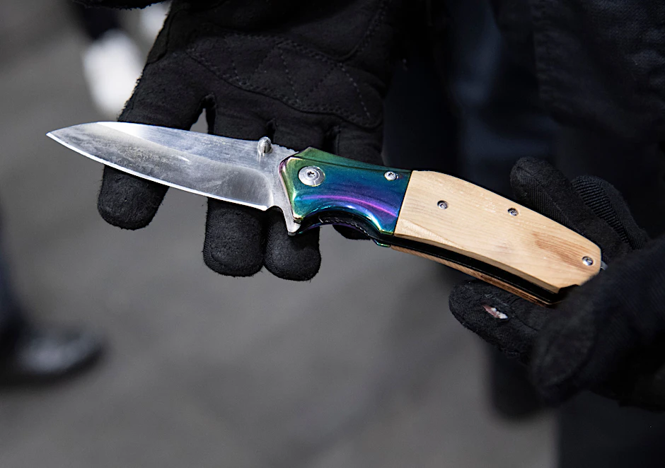 In Alt-Treptow ist ein Mann von hinten mit einem Messer angegriffen worden.