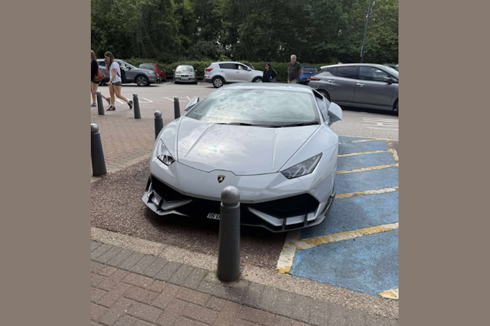 Fett auf dem Behinderten-Parkplatz geparkt. Wie unverschämt von dem Lamborghini-Fahrer – oder?