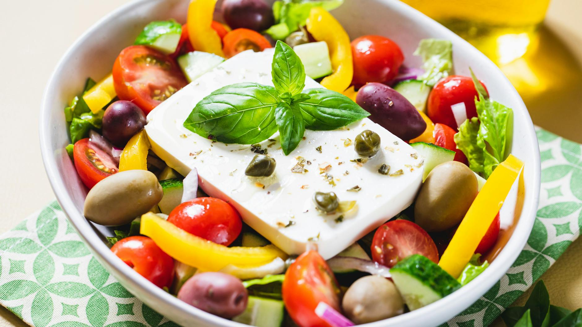 Feta macht sich gut im Salat. Doch wo kommt der leckere, weiche Käse her? Und gibt es einen Ort namens Feta?