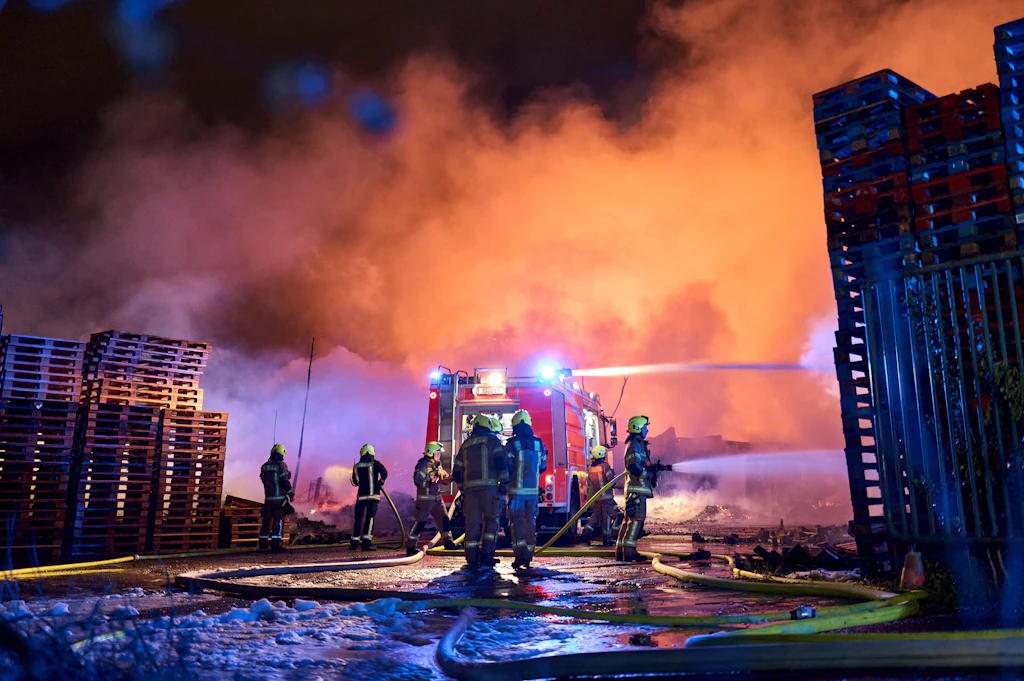Großbrand in Marzahn: Warum hatte die Berliner Feuerwehr kaum Wasser?