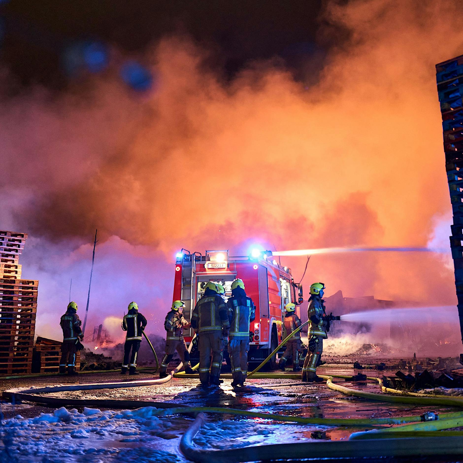 Großbrand in Marzahn: Warum hatte die Berliner Feuerwehr kaum Wasser?