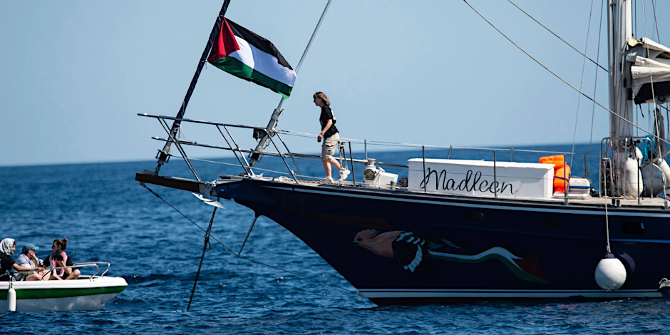 Greta Thunberg und weitere Aktivisten der Freedom Flotilla Coalition an Bord des Bootes „Madleen“, bevor sie aus dem sizilianischen Hafen Catania in Richtung Gaza auslaufen.