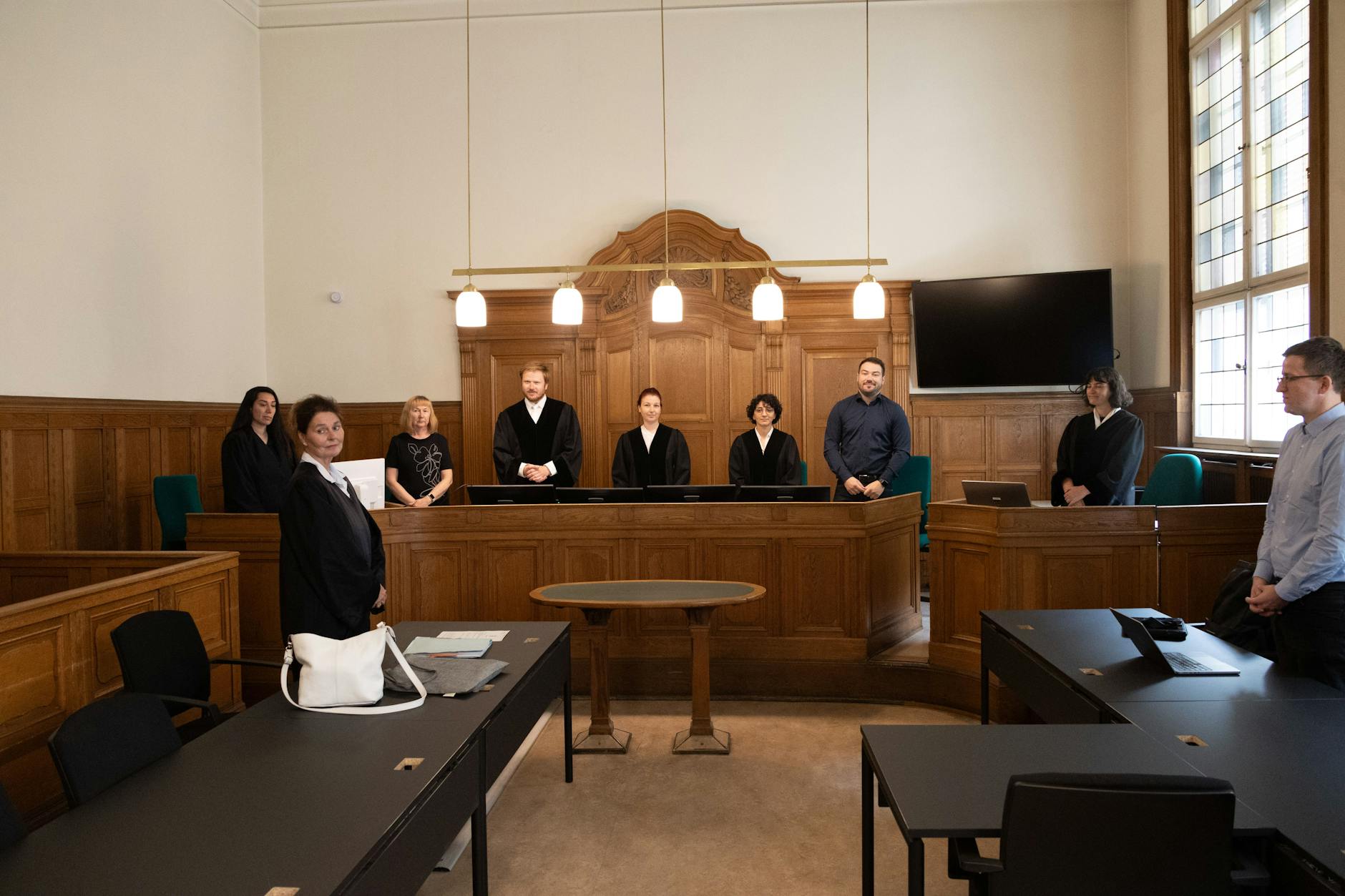 Eine 90-jährige Demenzkranke soll eine Mitpatientin im Krankenhaus in Berlin beinahe erdrosselt haben. Verhandelt wird am Landgericht ohne die Beschuldigte.