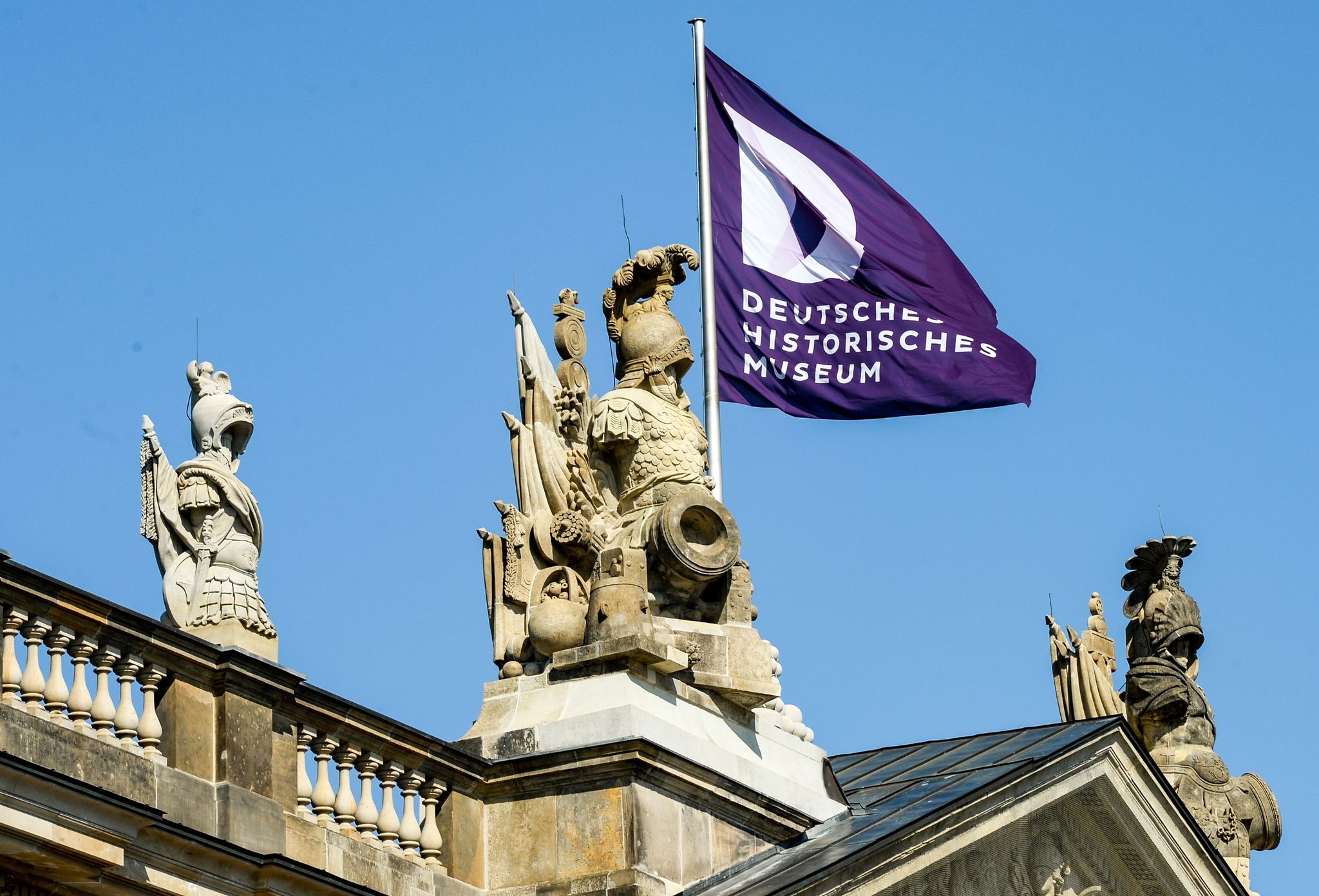 Mitte: Aktivisten kleben sich im Historischen Museum fest und zeigen sich selbst an