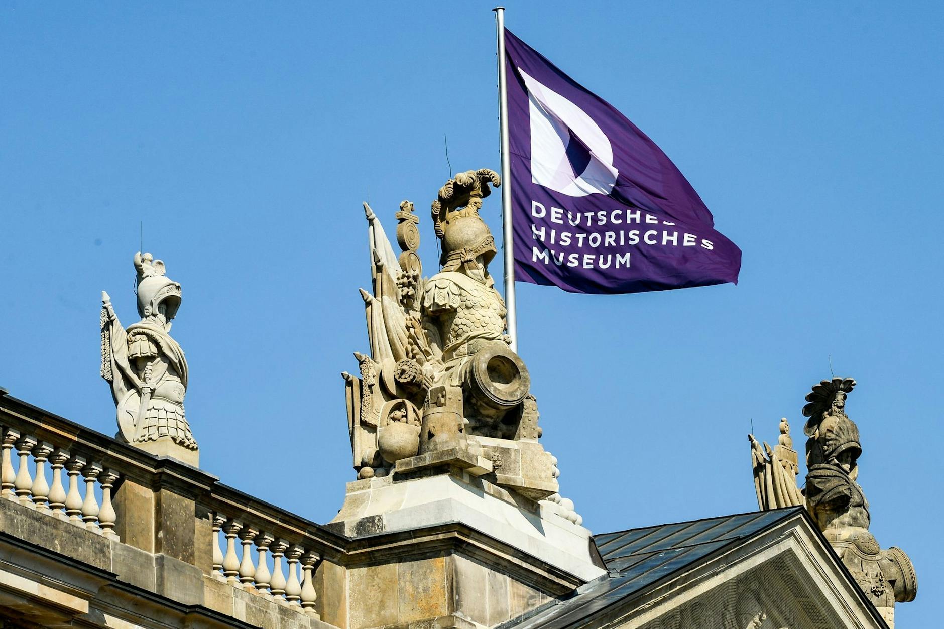 Mehrere Menschen klebten sich im Deutschen Historischen Museum in Berlin-Mitte an Möbel fest.