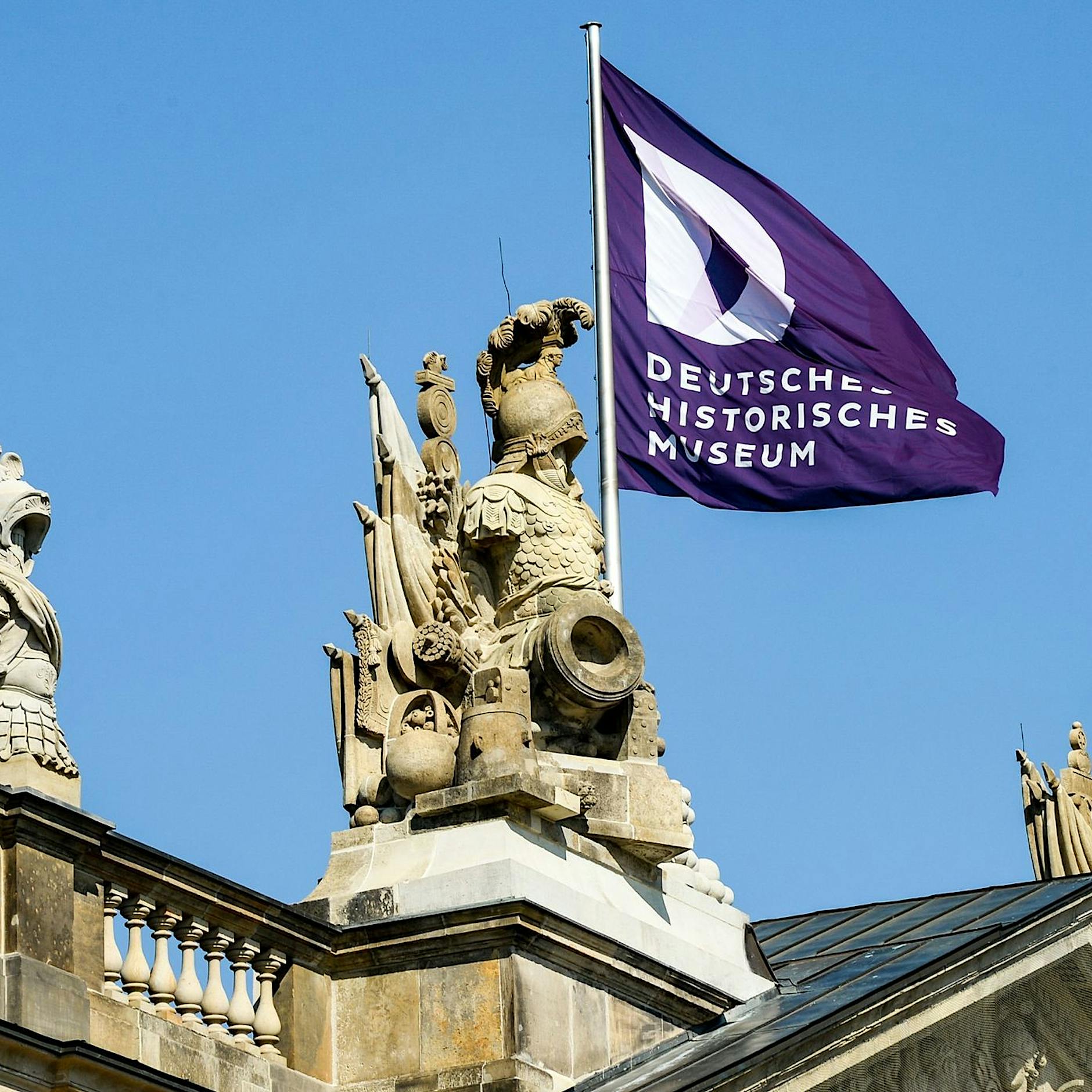 Mitte: Aktivisten kleben sich im Historischen Museum fest und zeigen sich selbst an