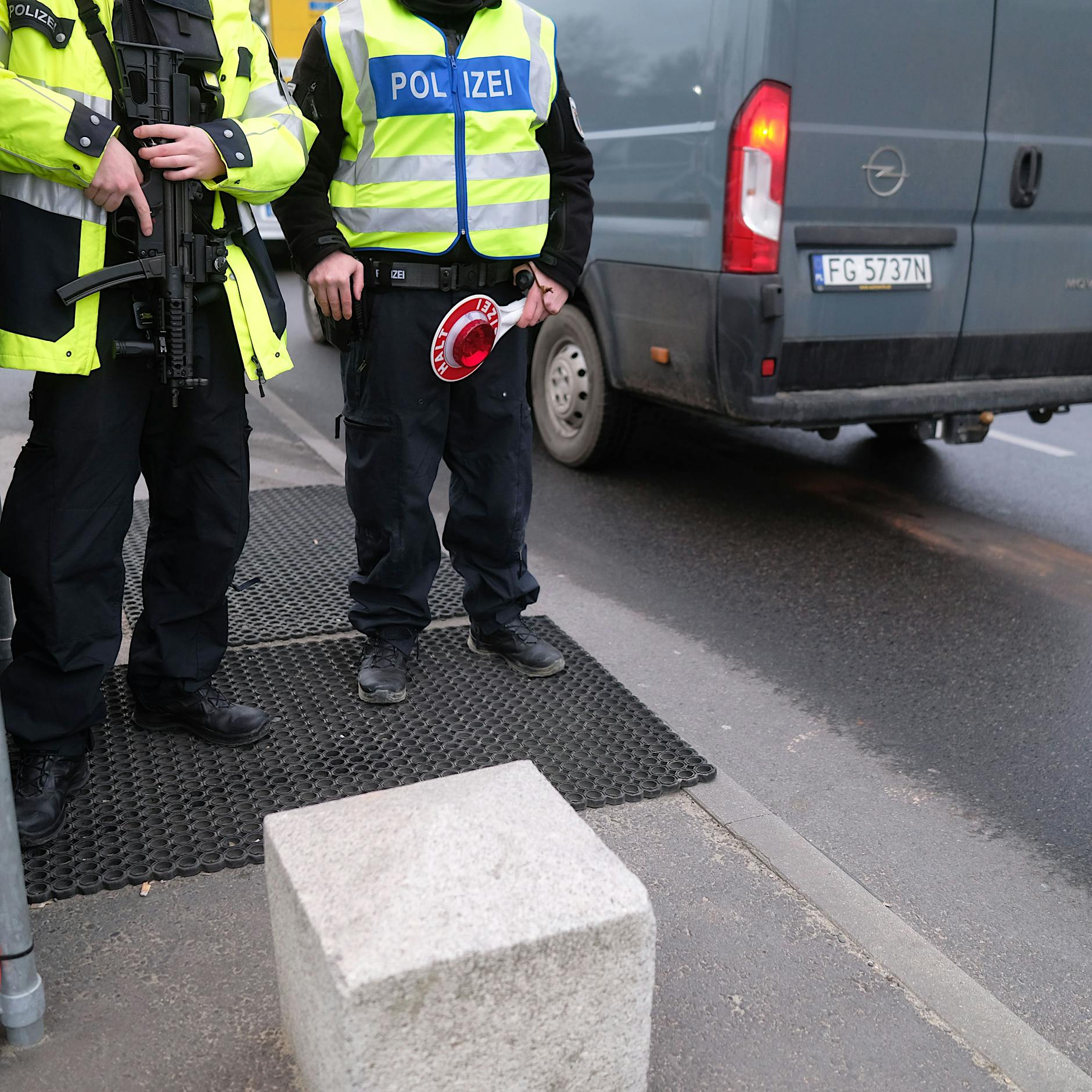 Berliner Gericht: Grenz-Zurückweisungen sind illegal – Dobrindt hält an Maßnahme fest