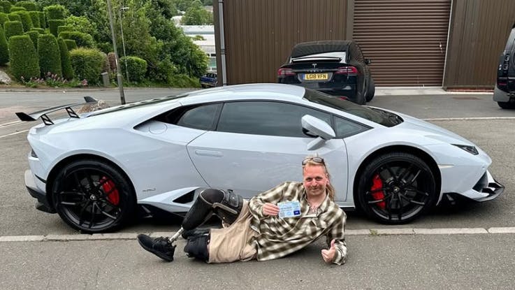 Das Bild sagt mehr als 1000 Worte: Der Lamborghini-Fahrer klärt per Foto auf, dass er absolut das Recht hat, auf dem Behinderten-Parkplatz seinen Luxus-Wagen abzustellen.