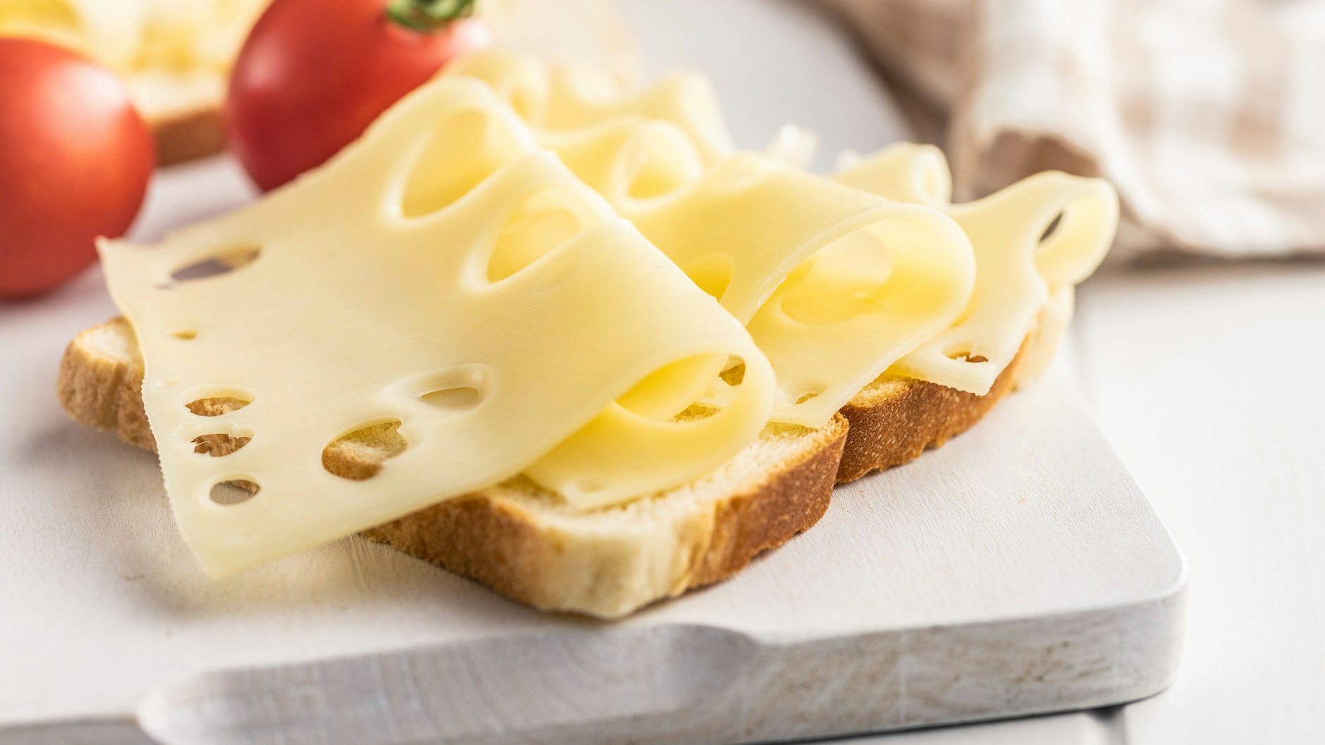 Edamer kommt aus Holland – der Käse hat seine Heimat in der Stadt Edam. Aber: Woher kommen Feta, Roquefort und Cheddar?