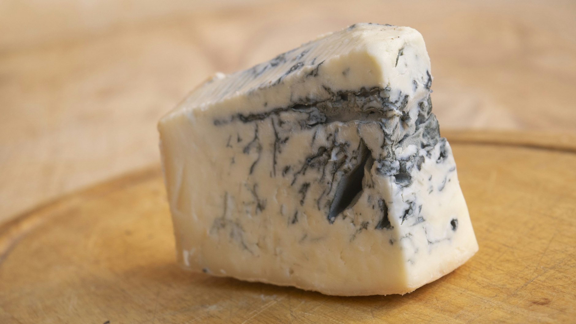 Roquefort ist ein edler und besonders leckerer Blauschimmelkäse, der aus Frankreich kommt.