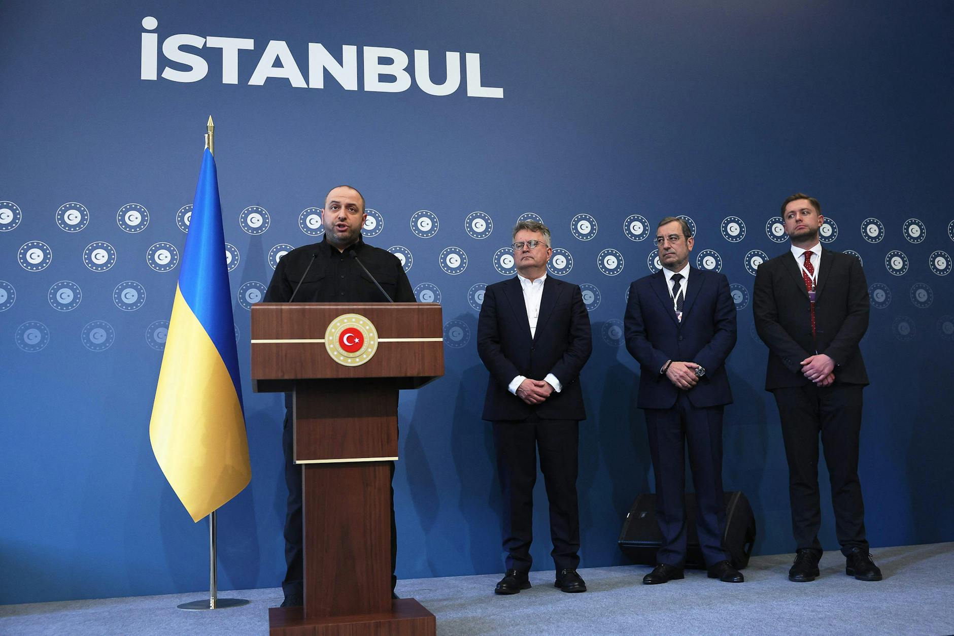 Der ukrainische Verteidigungsminister Rustem Umerov auf einer Pressekonferenz nach den Verhandlungen mit den Russen im Ciragan Palast in Istanbul.