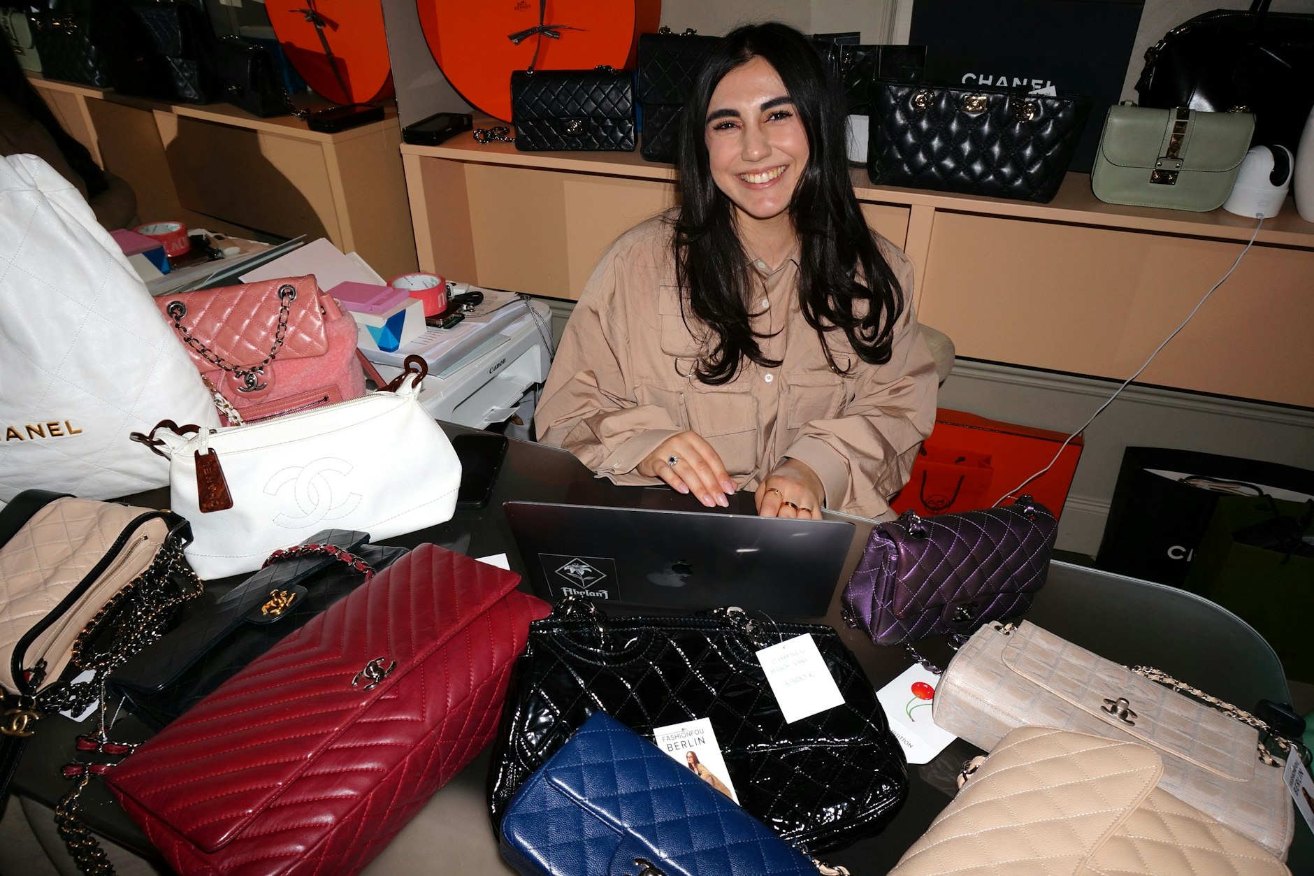 Meroda Tekin, Inhaberin von Fashionfouvintage, inmitten ihrer gesteppten Schätze.