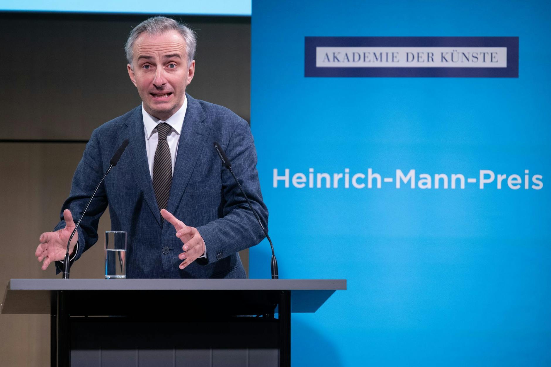 Jan Böhmermann hält in der Akademie der Künste (AdK) während der Verleihung des Heinrich-Mann-Preises 2025 die Laudatio.