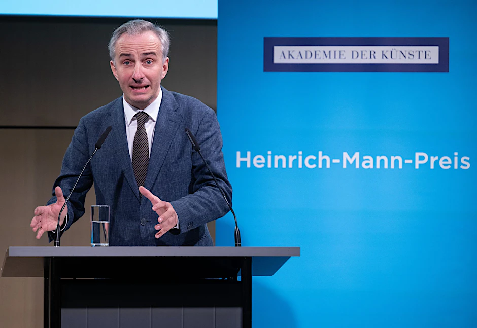 Jan Böhmermann hält in der Akademie der Künste (AdK) während der Verleihung des Heinrich-Mann-Preises 2025 die Laudatio.
