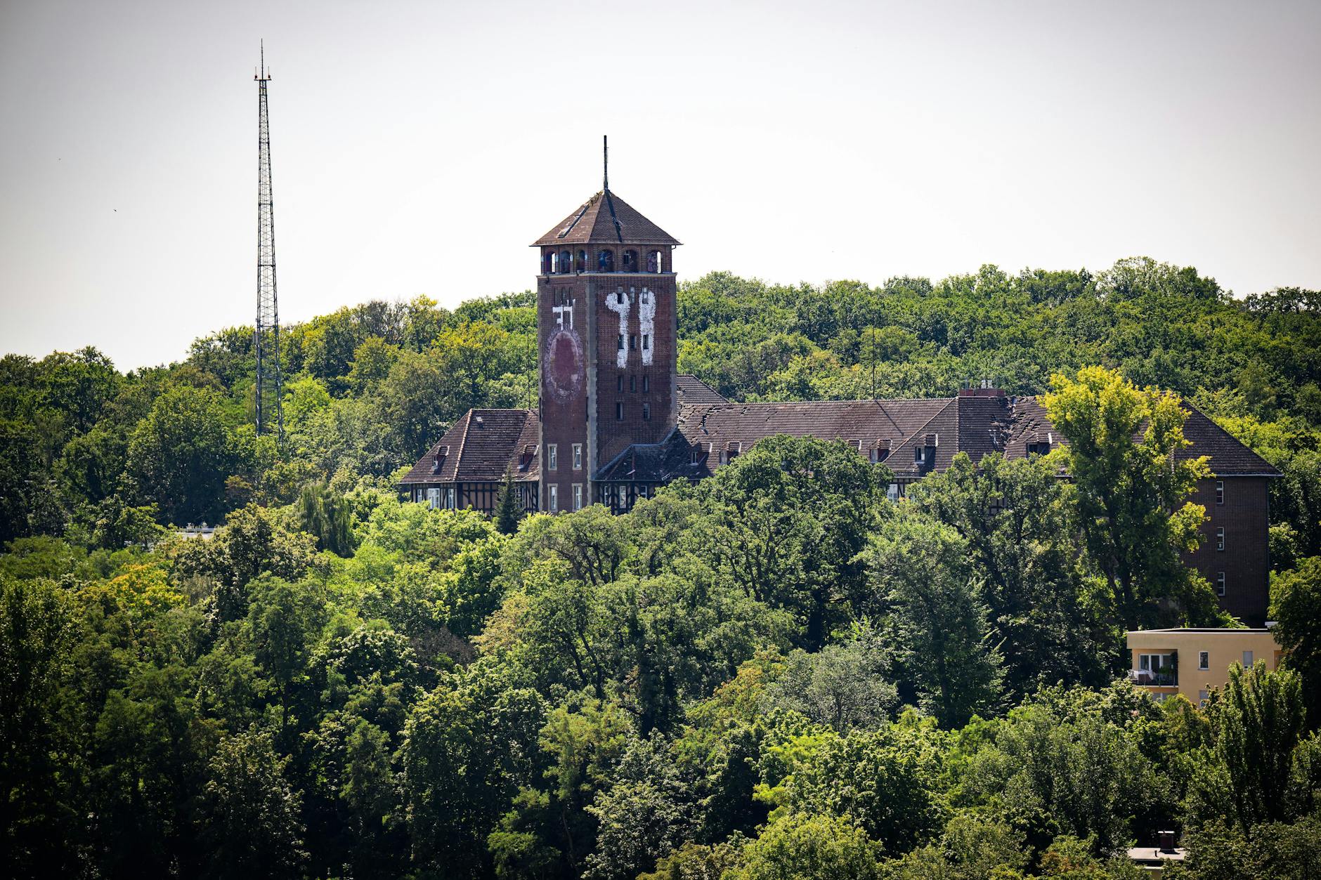 Potsdamer Brauhausberg: Der Turm des einstigen Landtages ist weithin sichtbar. Der große ovale Fleck am Mauerwerk zeigt noch heute, wo einst das Parteilogo der SED prangte.