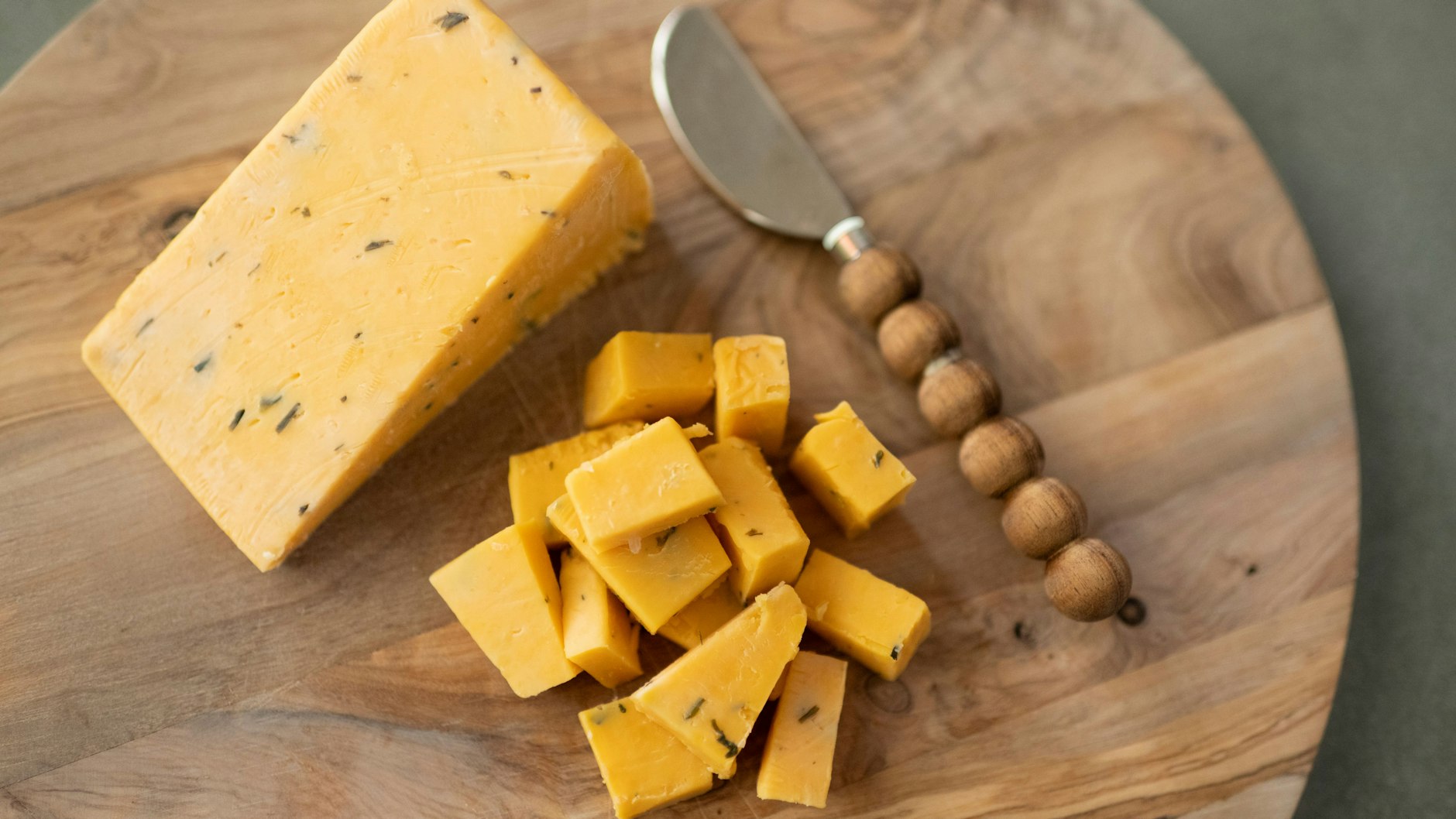 Cheddar ist sehr aromatisch, wird unter anderem für die Herstellung von Käsemakkaroni verwendet.
